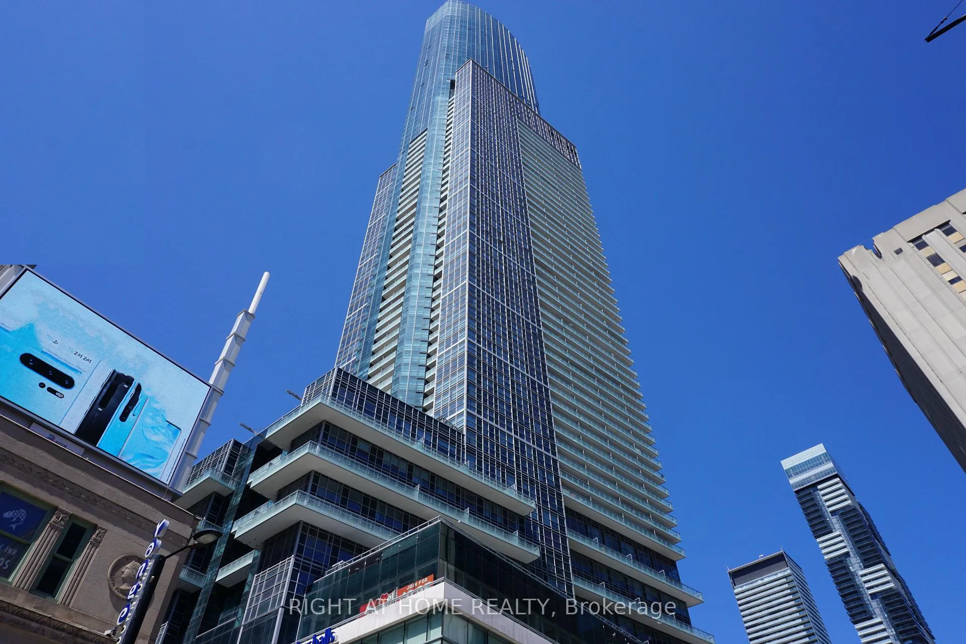 Front of Unit 4207, 386 Yonge Street