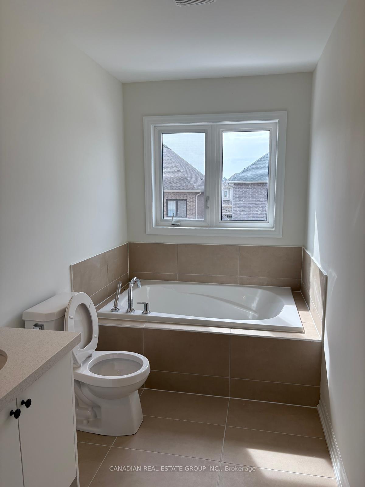 Photo 14 of 45 Donald Ingram Crescent, Georgina, Keswick North — HOMEH