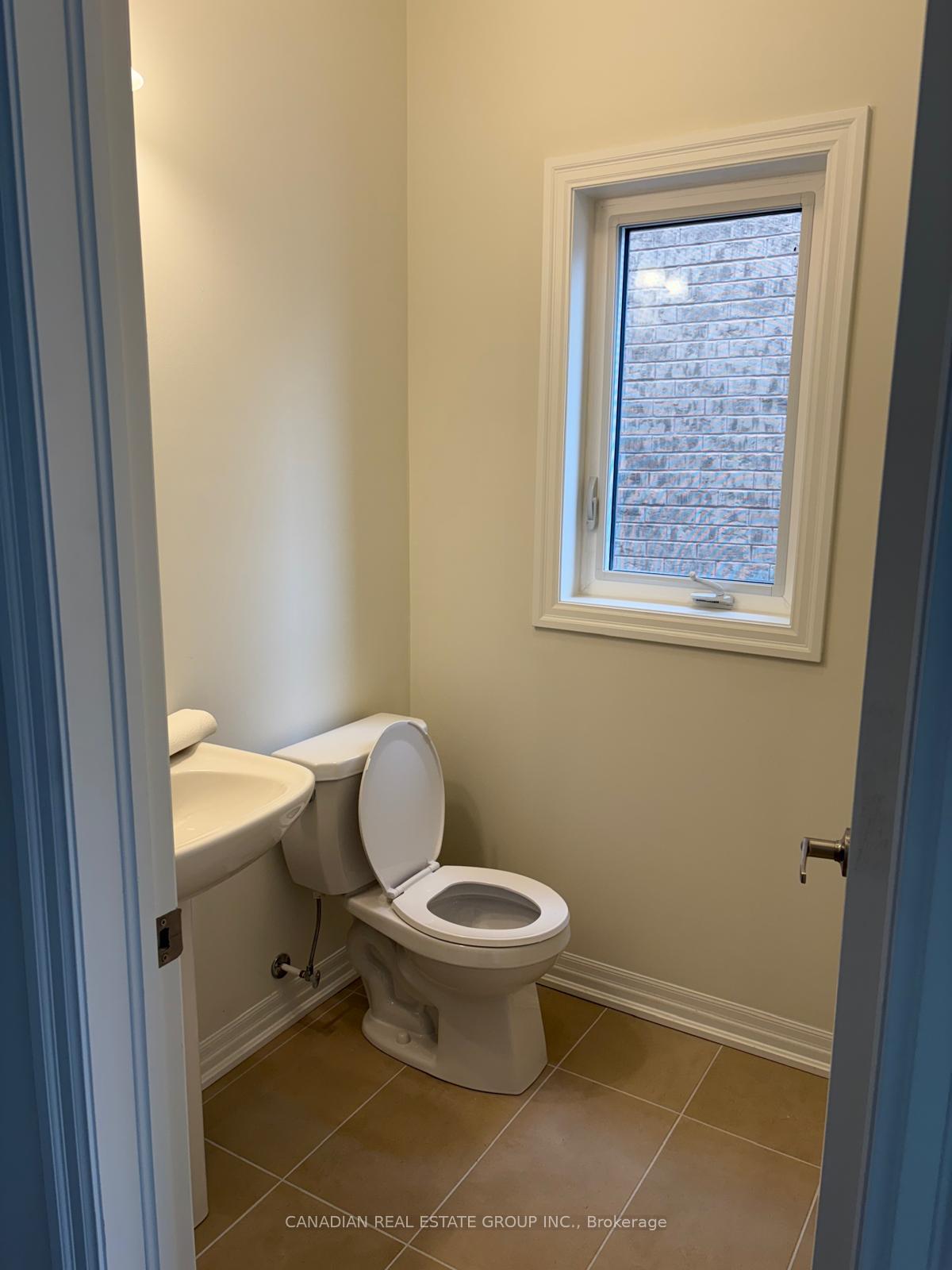 Photo 21 of 45 Donald Ingram Crescent, Georgina, Keswick North — HOMEH