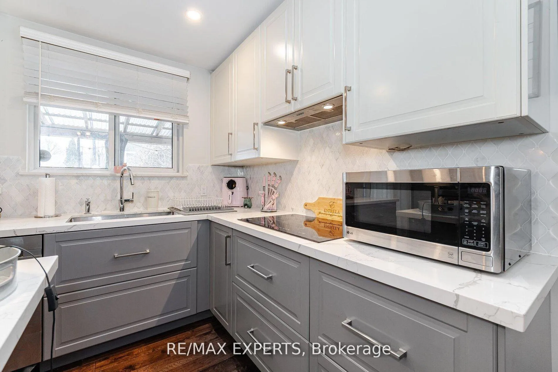Photo 5 of 92 Ambleside Drive, Brampton, Brampton South — HOMEH