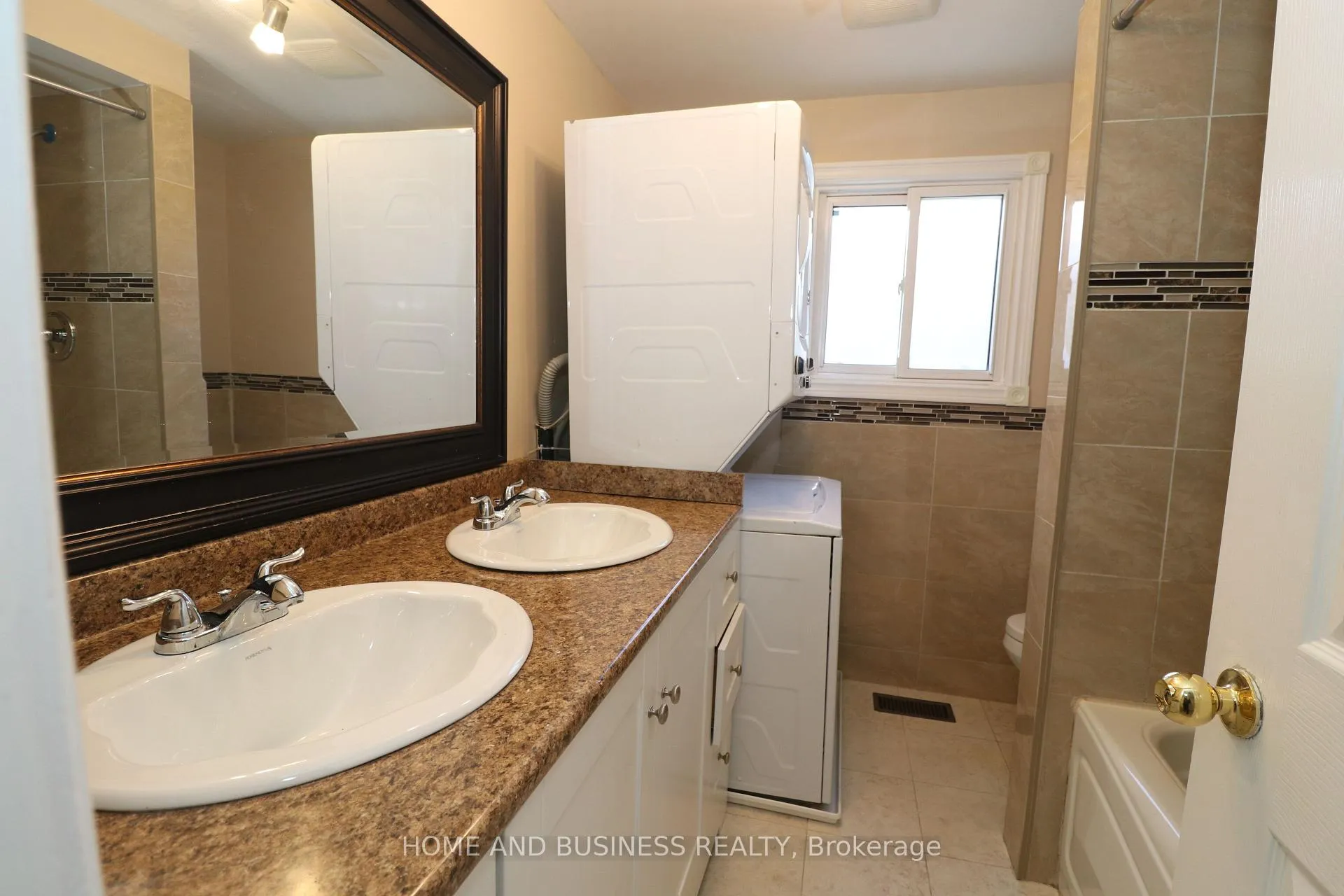 Photo 32 of 10 Hudson Drive W, Brampton, Fletcher's West — HOMEH