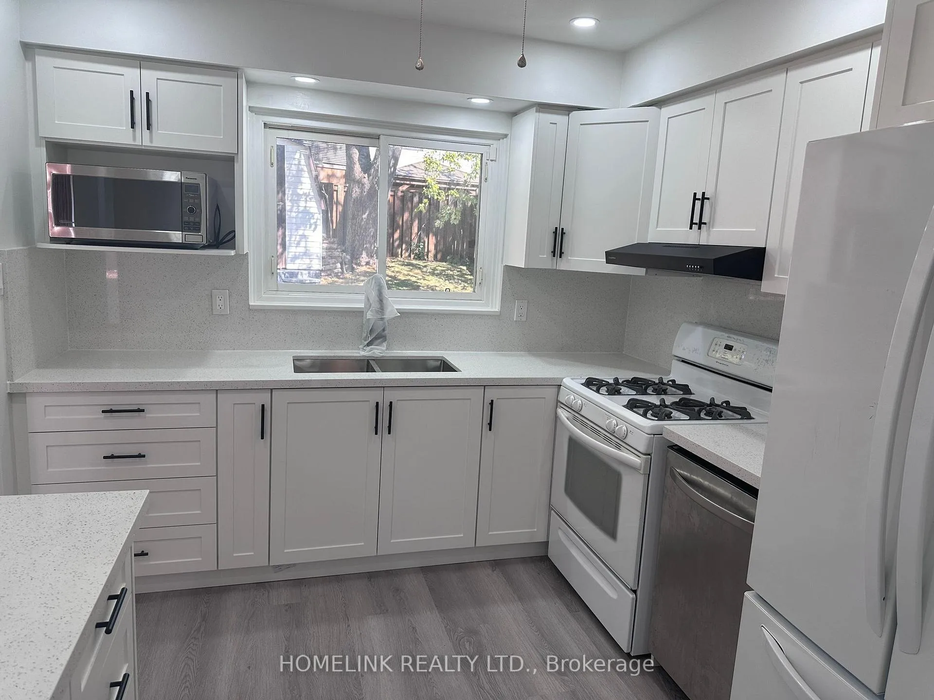 Photo 3 of 330 Ormond Drive, Oshawa, Samac — HOMEH