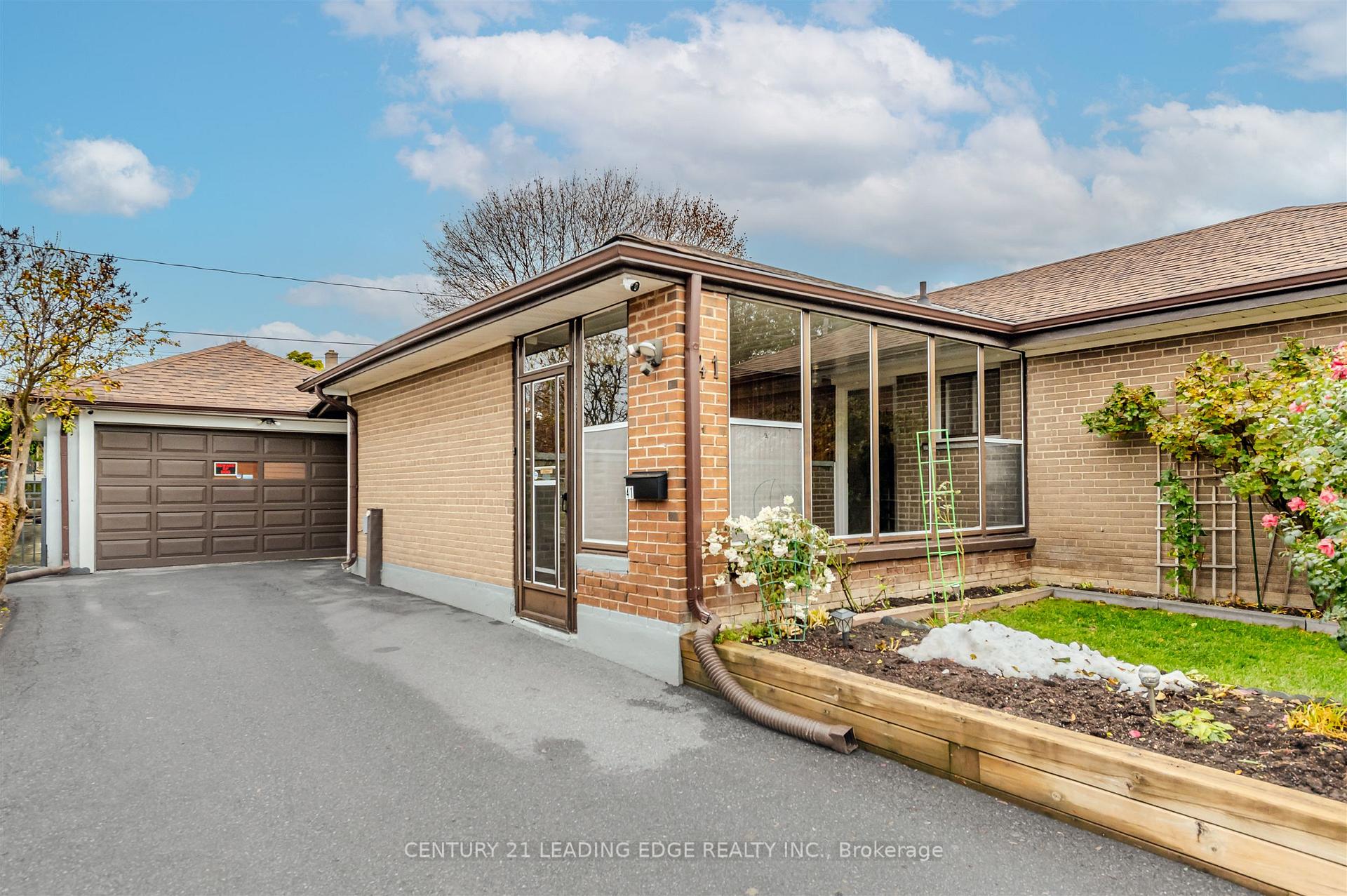 Photo 2 of 41 Stanley Court, Brampton, Brampton South — HOMEH
