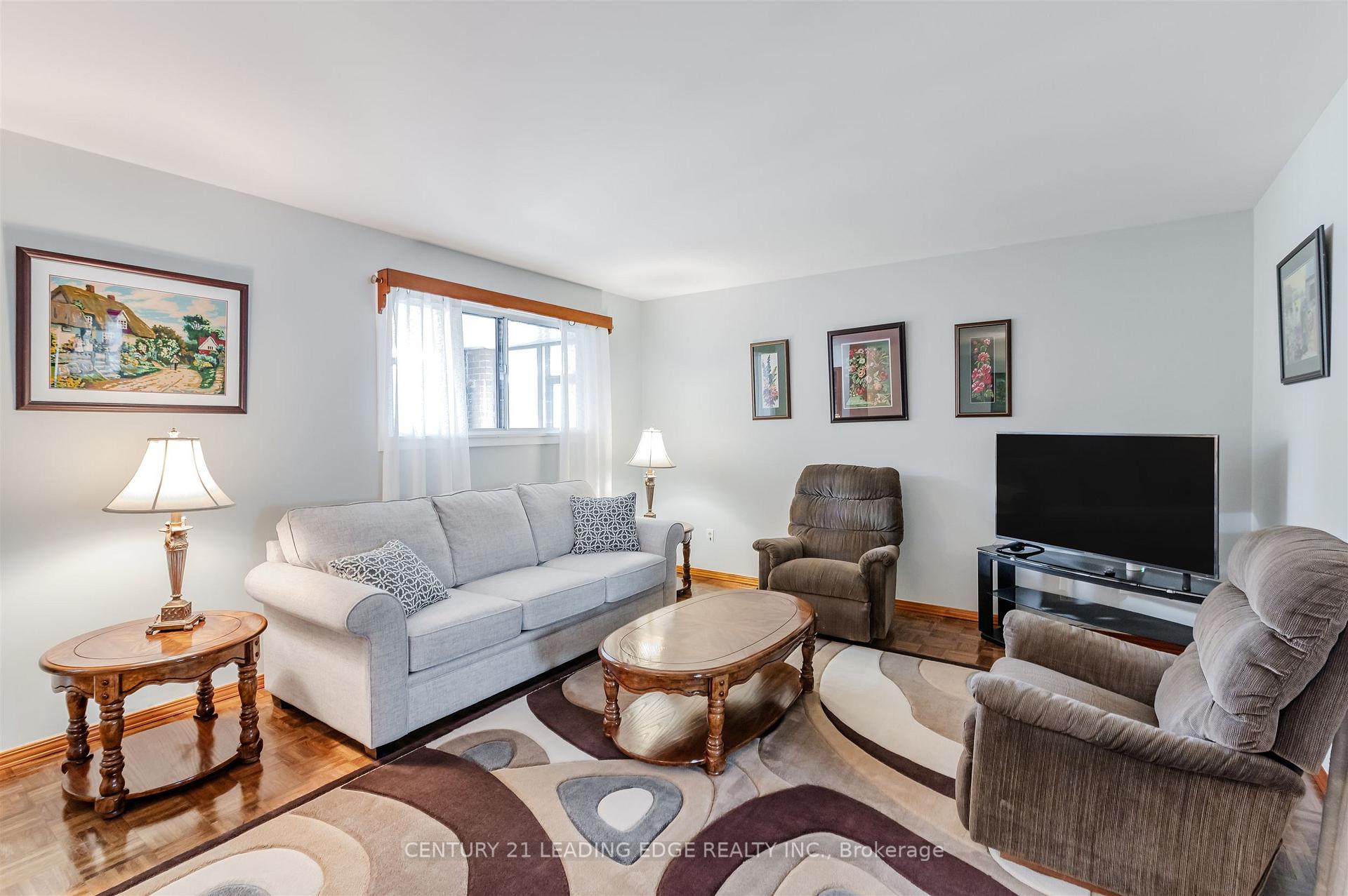 Photo 4 of 41 Stanley Court, Brampton, Brampton South — HOMEH