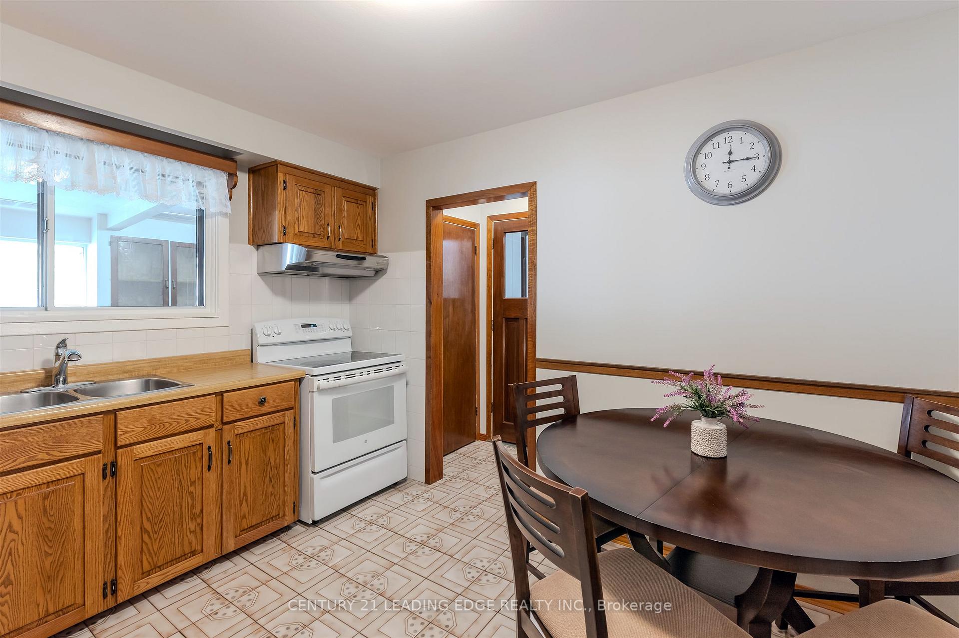 Photo 9 of 41 Stanley Court, Brampton, Brampton South — HOMEH