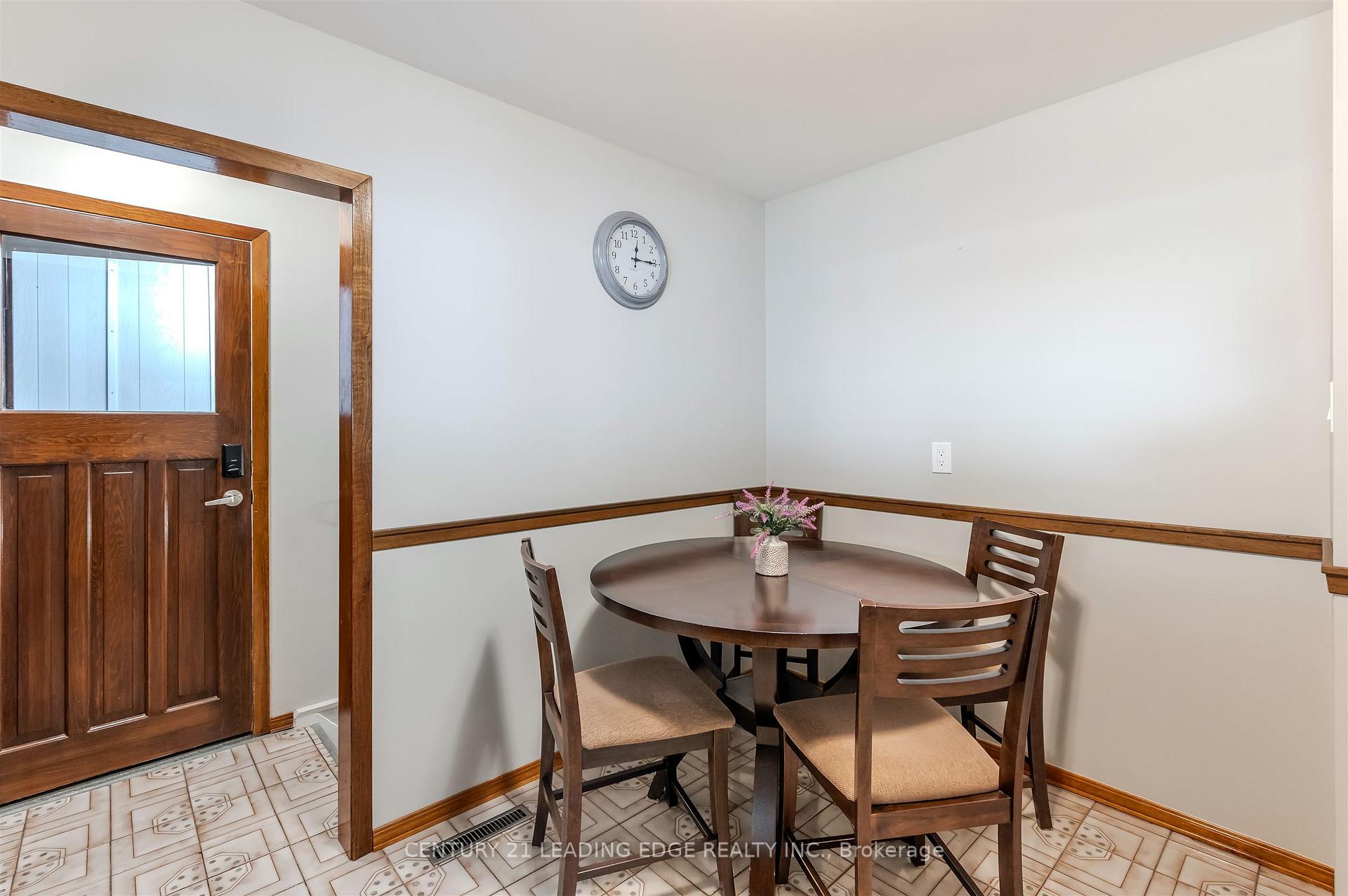 Photo 10 of 41 Stanley Court, Brampton, Brampton South — HOMEH