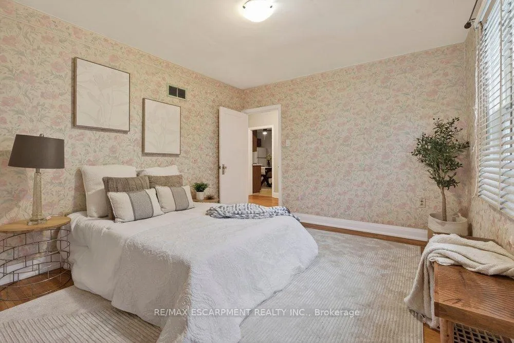 Photo 8 of 48 Crosthwaite Avenue S, Hamilton, Bartonville — HOMEH