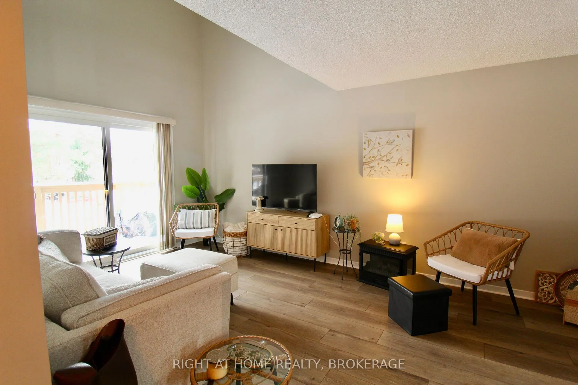 Photo 2 of Unit 54, 178 Scott Street, St. Catharines, Fairview — HOMEH