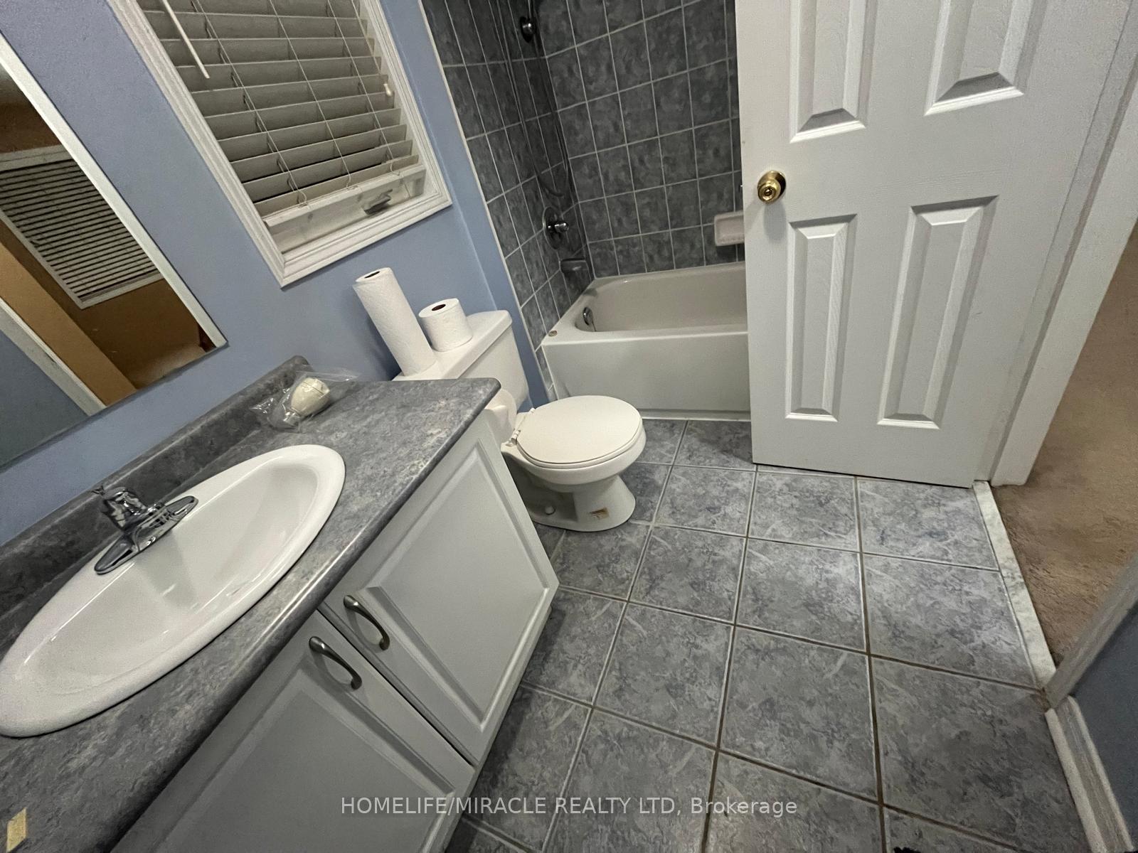 Photo 15 of 38 Charcoal Way, Brampton, Bram West — HOMEH