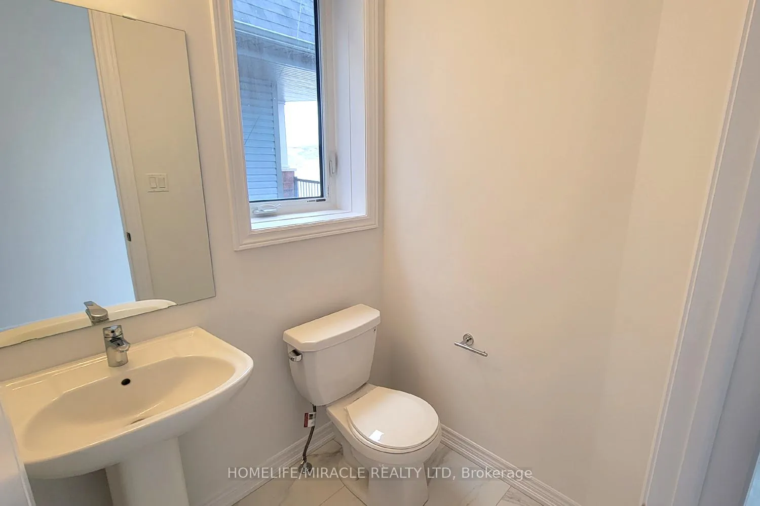 Photo 4 of 2063 Lowry Drive, Oshawa, Taunton — HOMEH