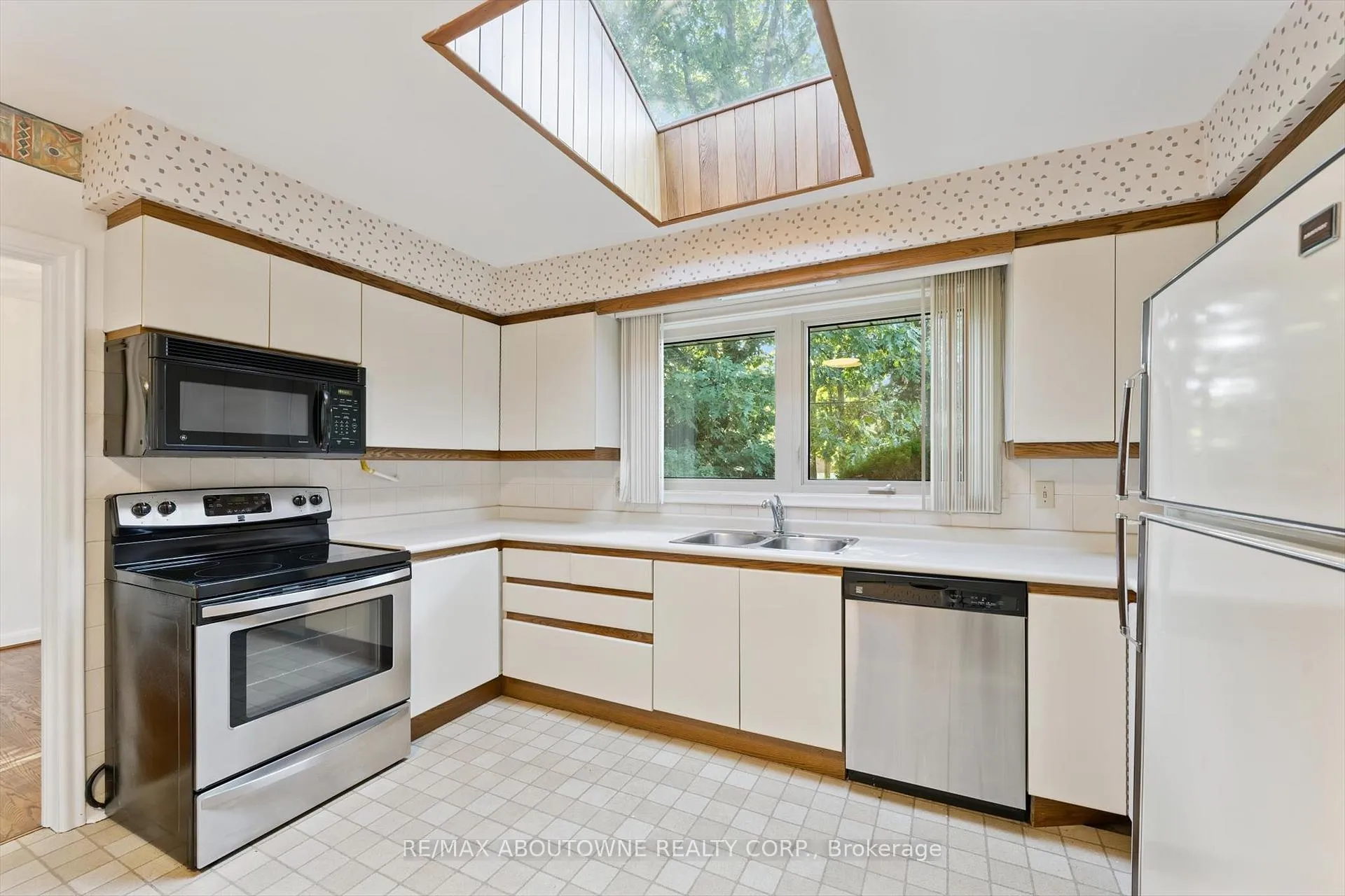 Photo 9 of 1095 Linbrook Road, Oakville, Morrison — HOMEH