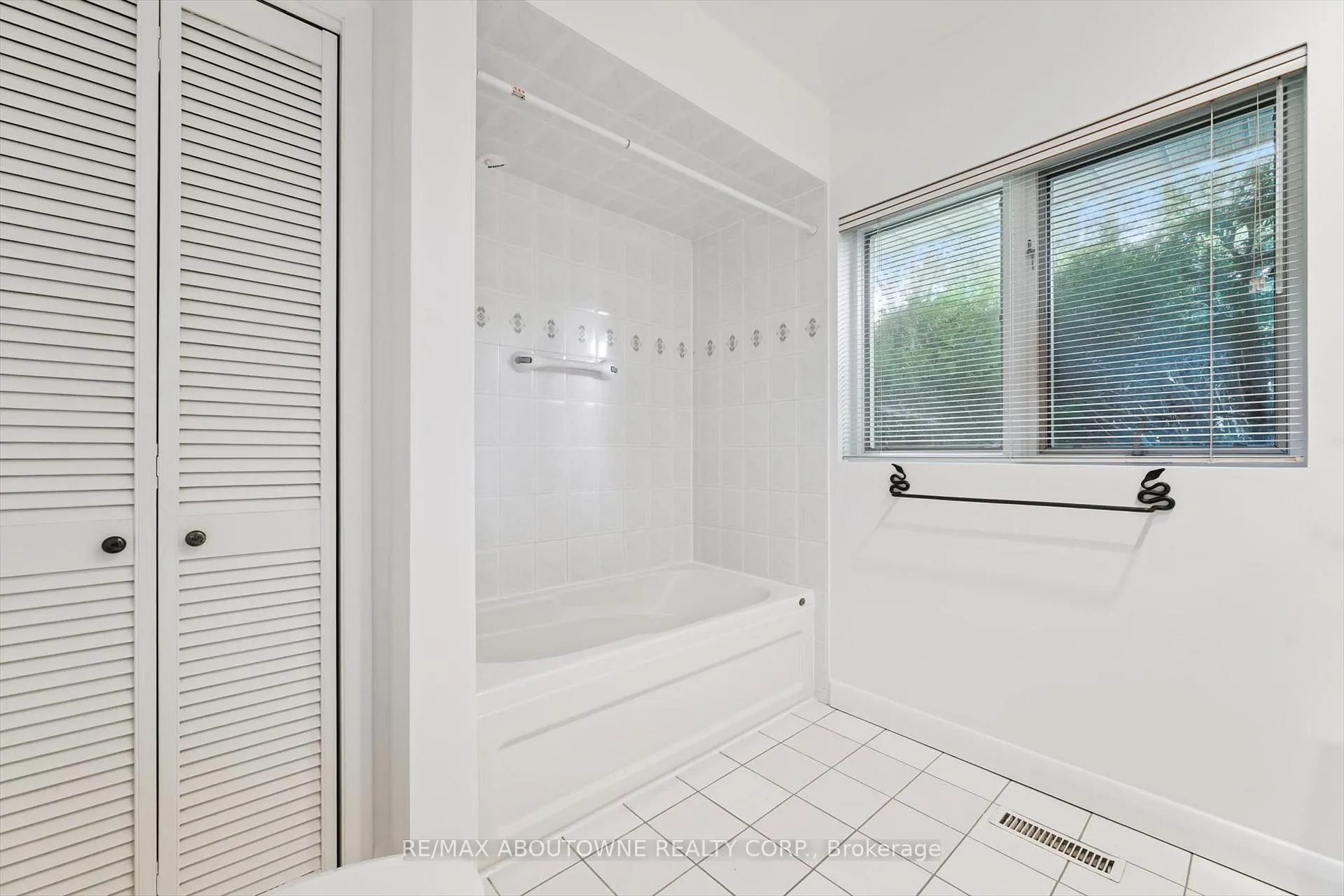 Photo 20 of 1095 Linbrook Road, Oakville, Morrison — HOMEH