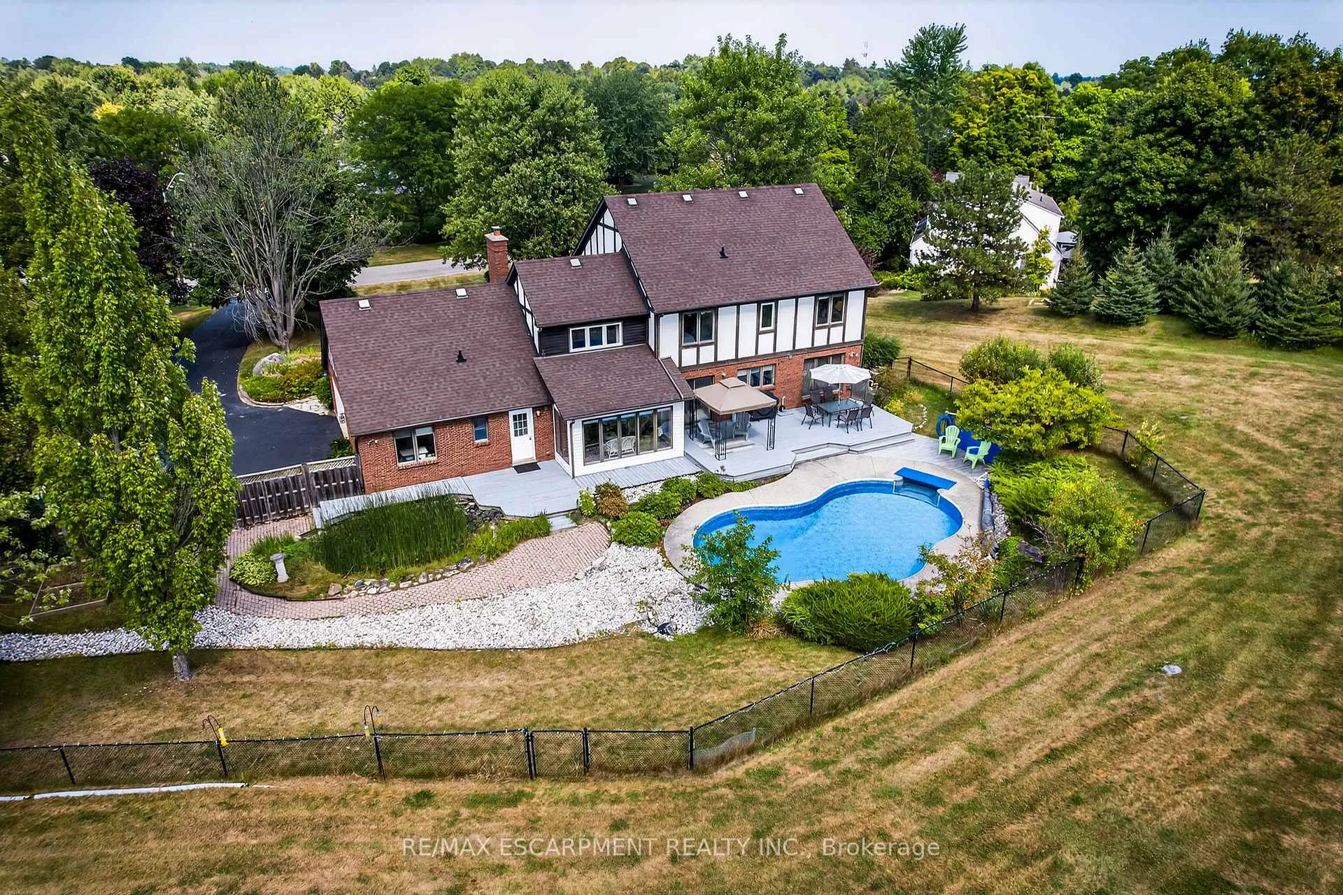 Photo 1 of 22 Weneil Drive, Hamilton, Freelton — HOMEH
