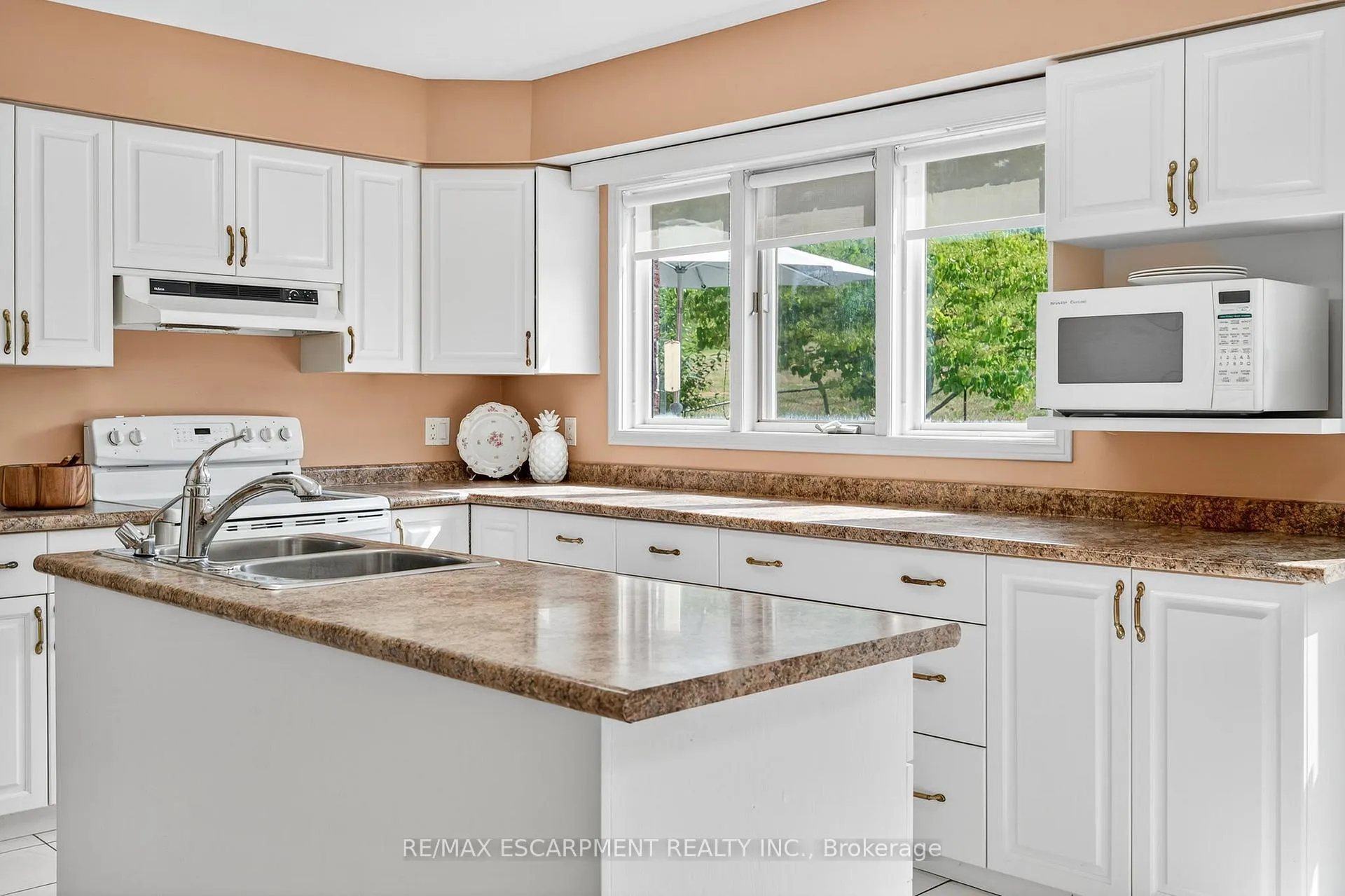 Photo 16 of 22 Weneil Drive, Hamilton, Freelton — HOMEH