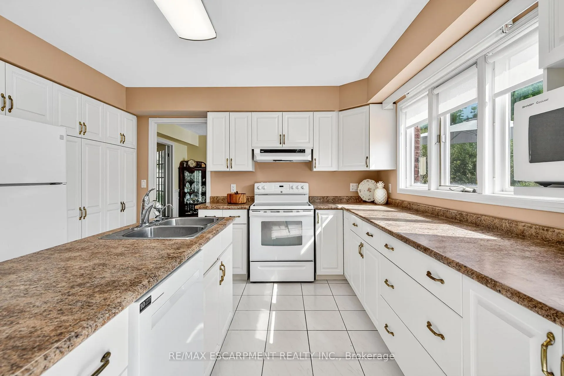 Photo 17 of 22 Weneil Drive, Hamilton, Freelton — HOMEH