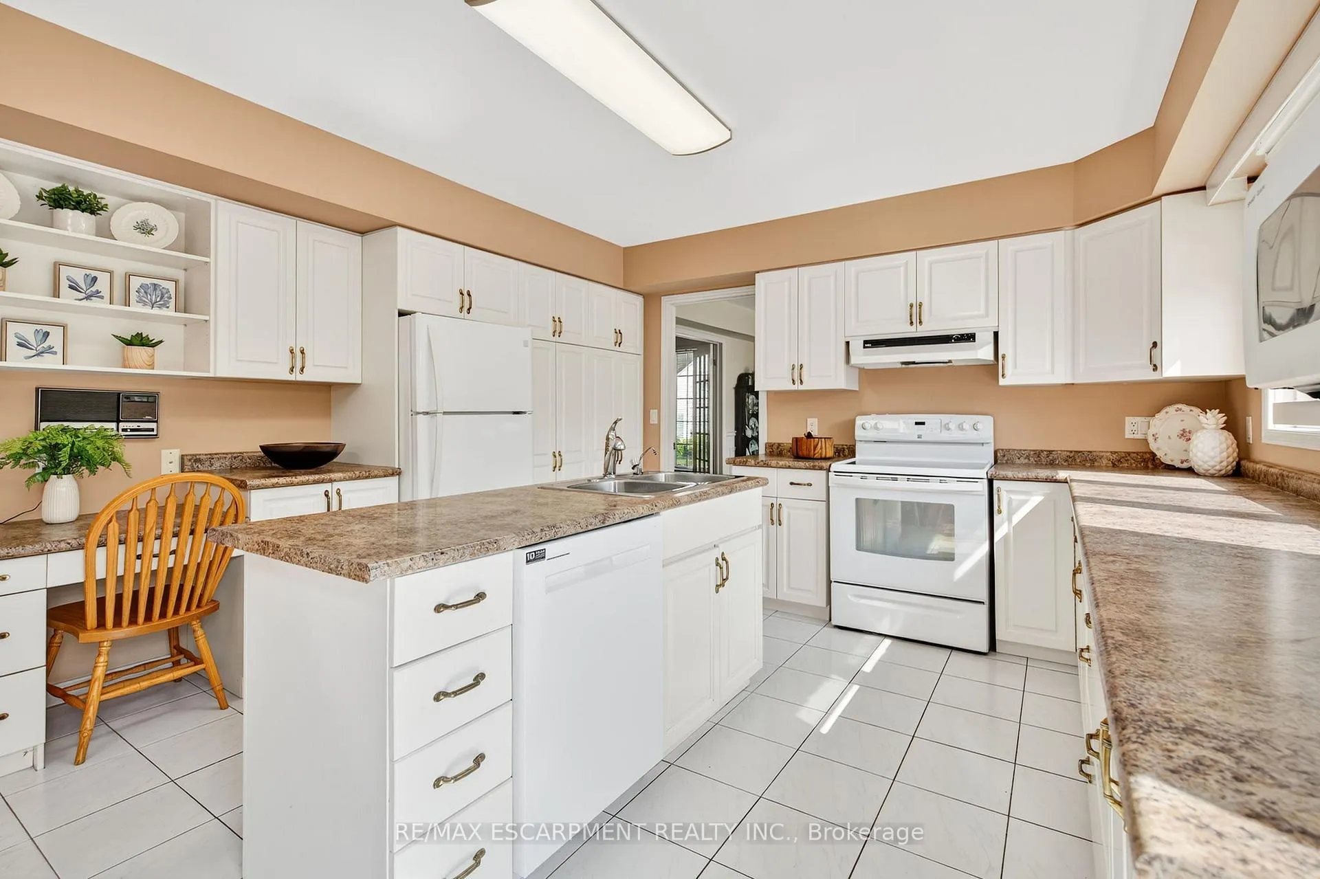 Photo 18 of 22 Weneil Drive, Hamilton, Freelton — HOMEH