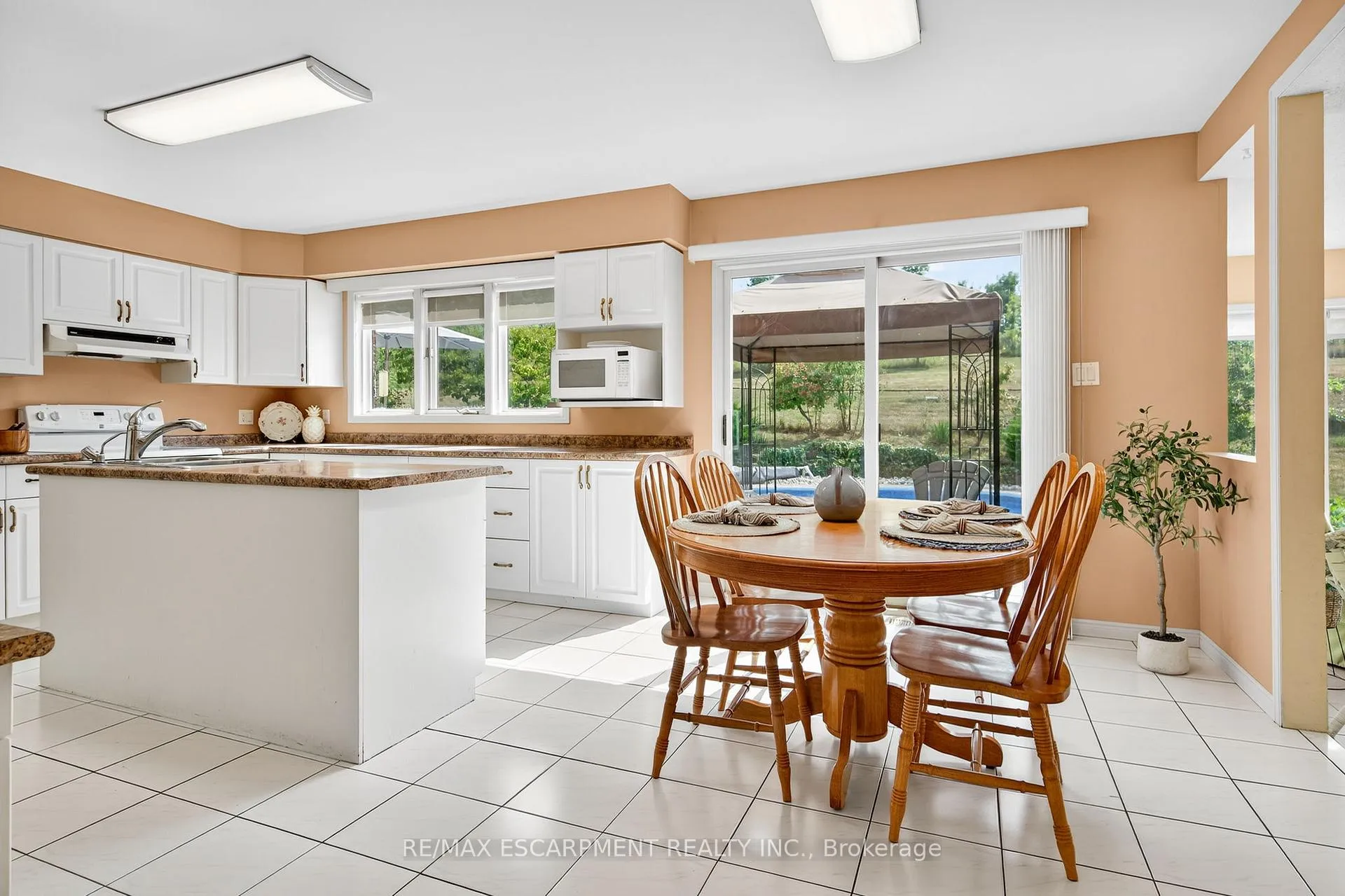 Photo 20 of 22 Weneil Drive, Hamilton, Freelton — HOMEH