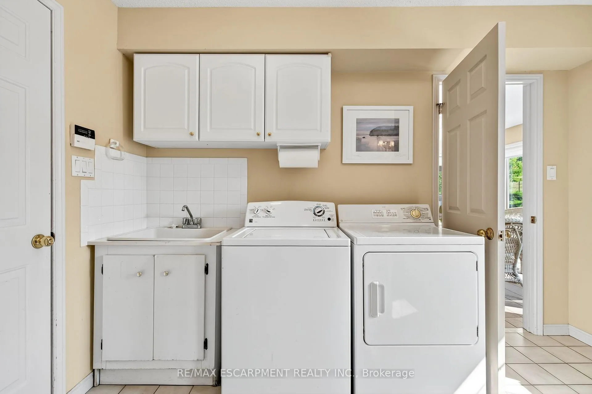 Photo 32 of 22 Weneil Drive, Hamilton, Freelton — HOMEH