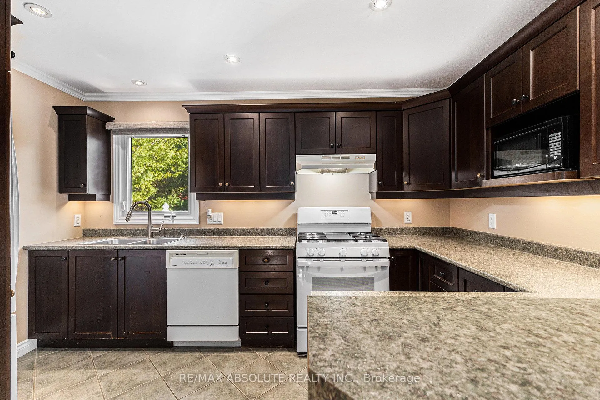 Photo 7 of 104 Third Avenue N, Arnprior — HOMEH