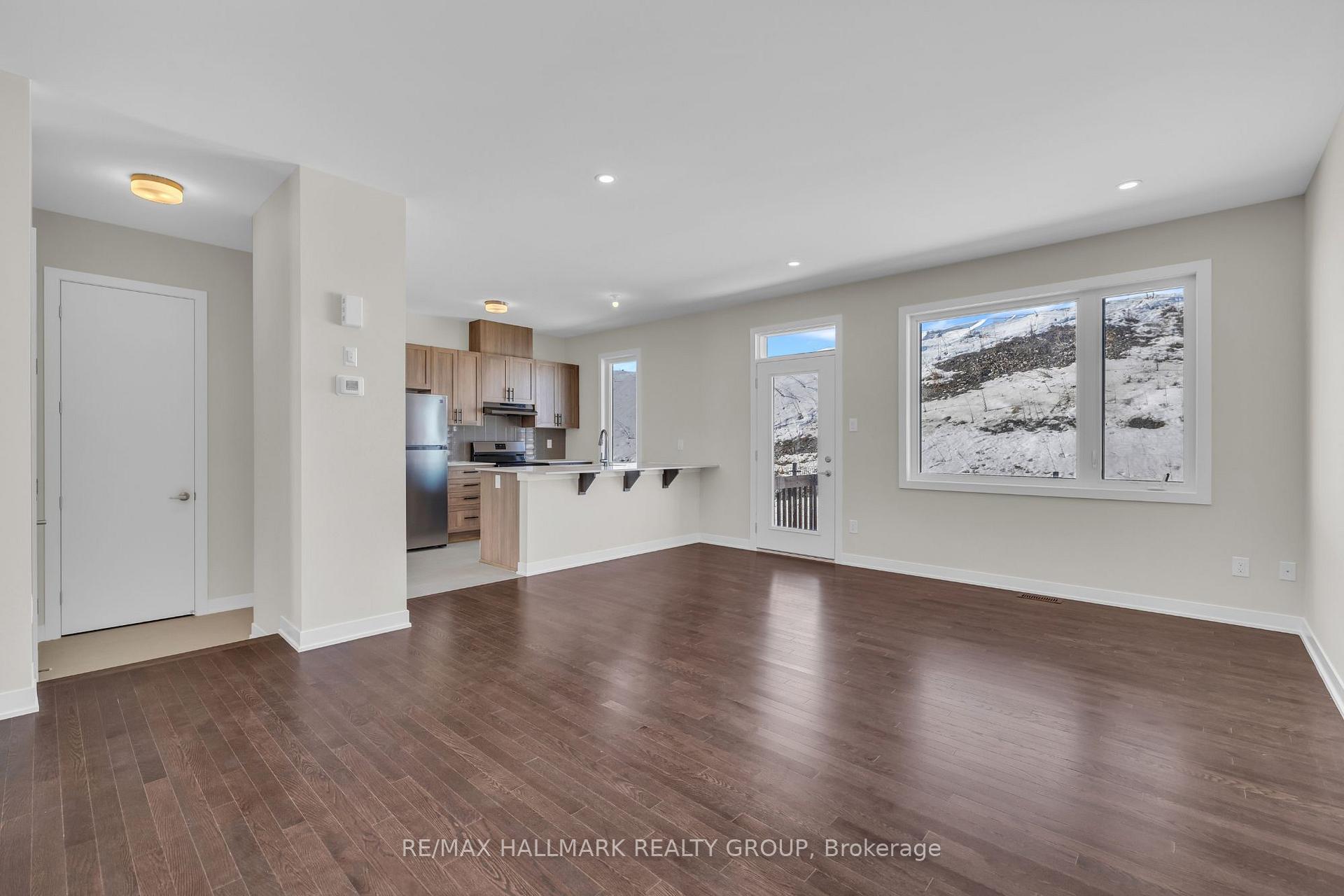 Photo 4 of 674 Expansion Road, Ottawa, Barrhaven - Half Moon Bay — HOMEH