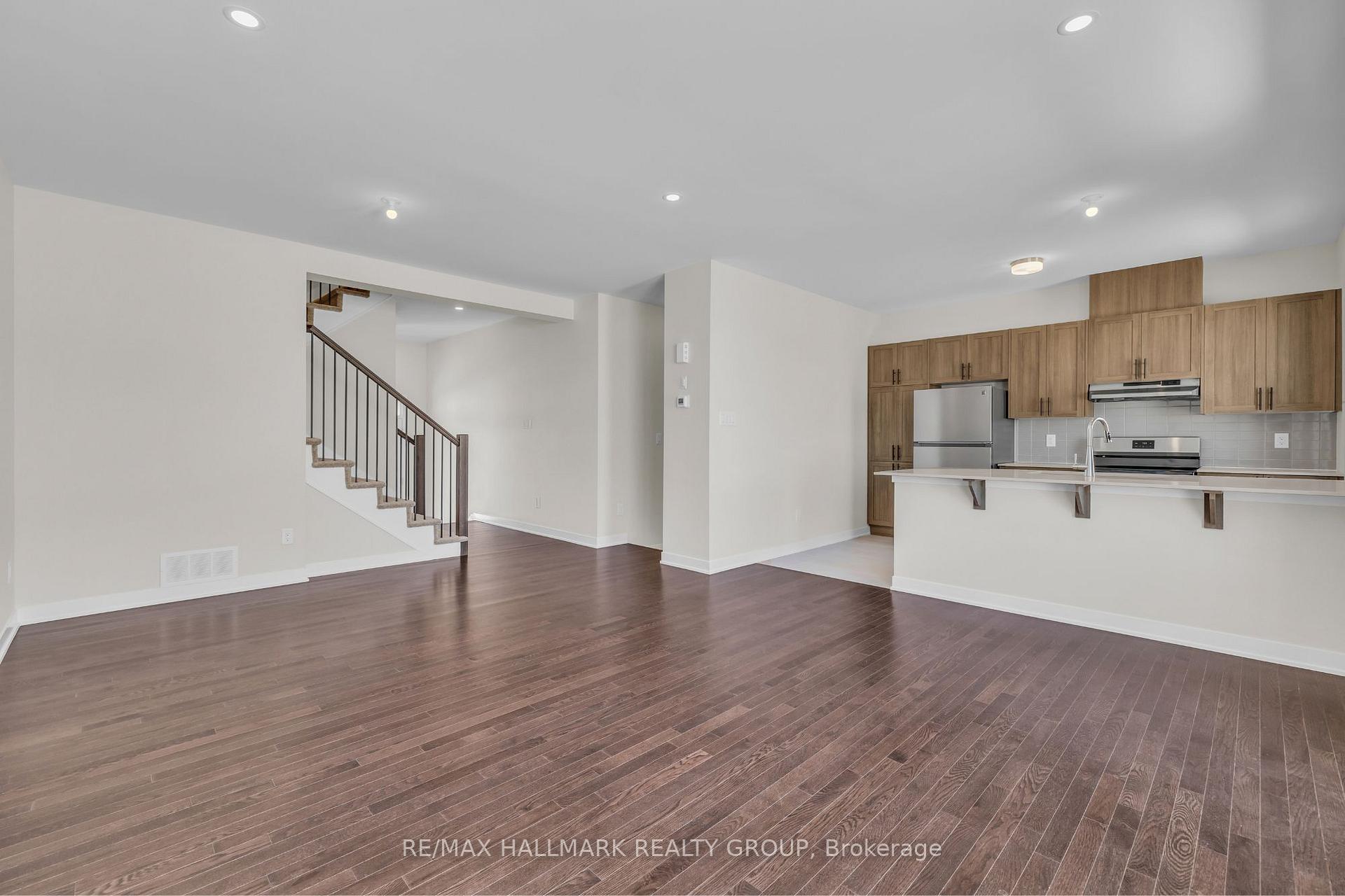 Photo 5 of 674 Expansion Road, Ottawa, Barrhaven - Half Moon Bay — HOMEH