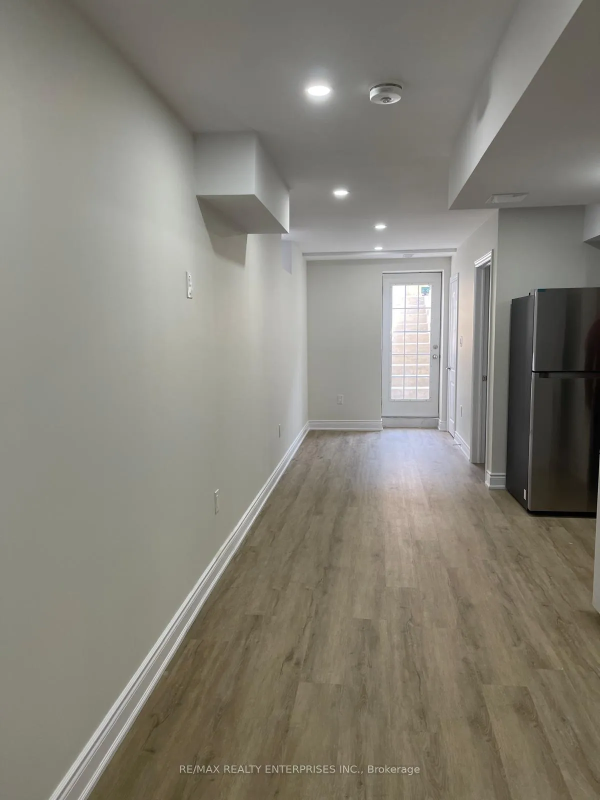 Photo 3 of 19 Dale Meadows Road, Brampton, Northwest Brampton — HOMEH