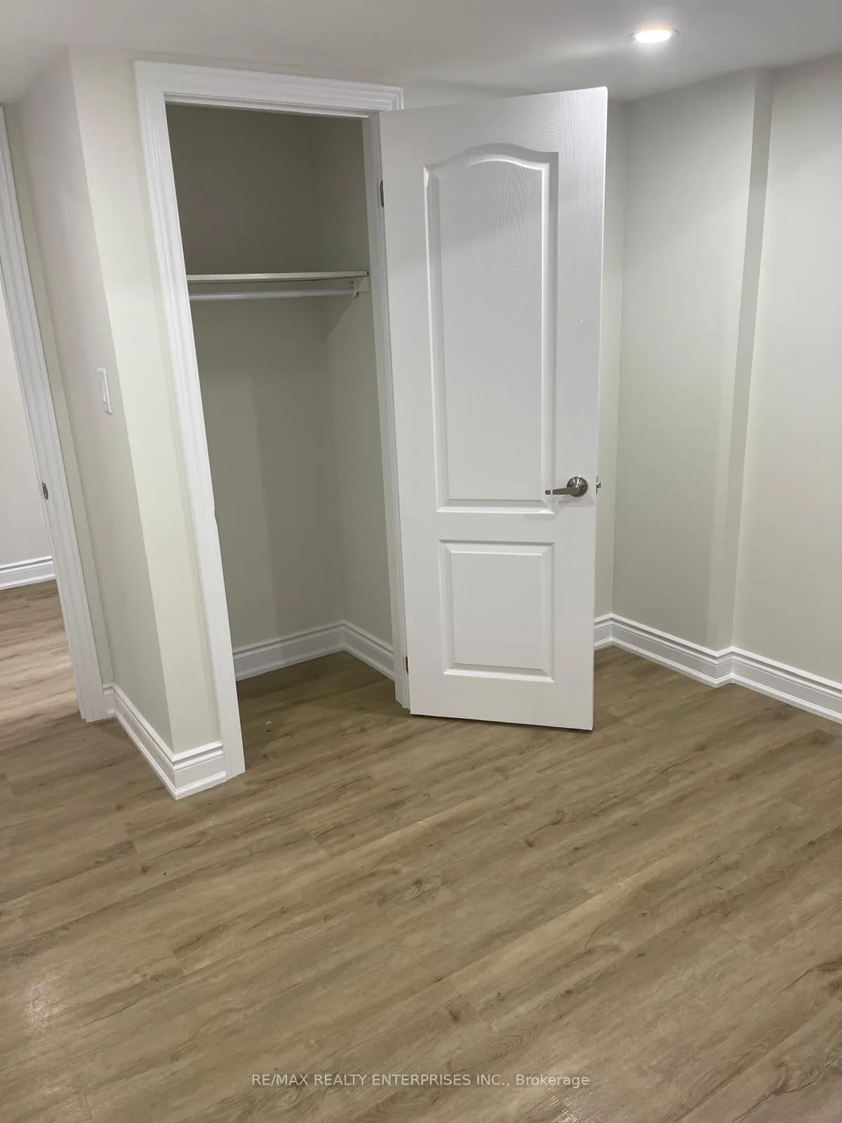 Photo 5 of 19 Dale Meadows Road, Brampton, Northwest Brampton — HOMEH