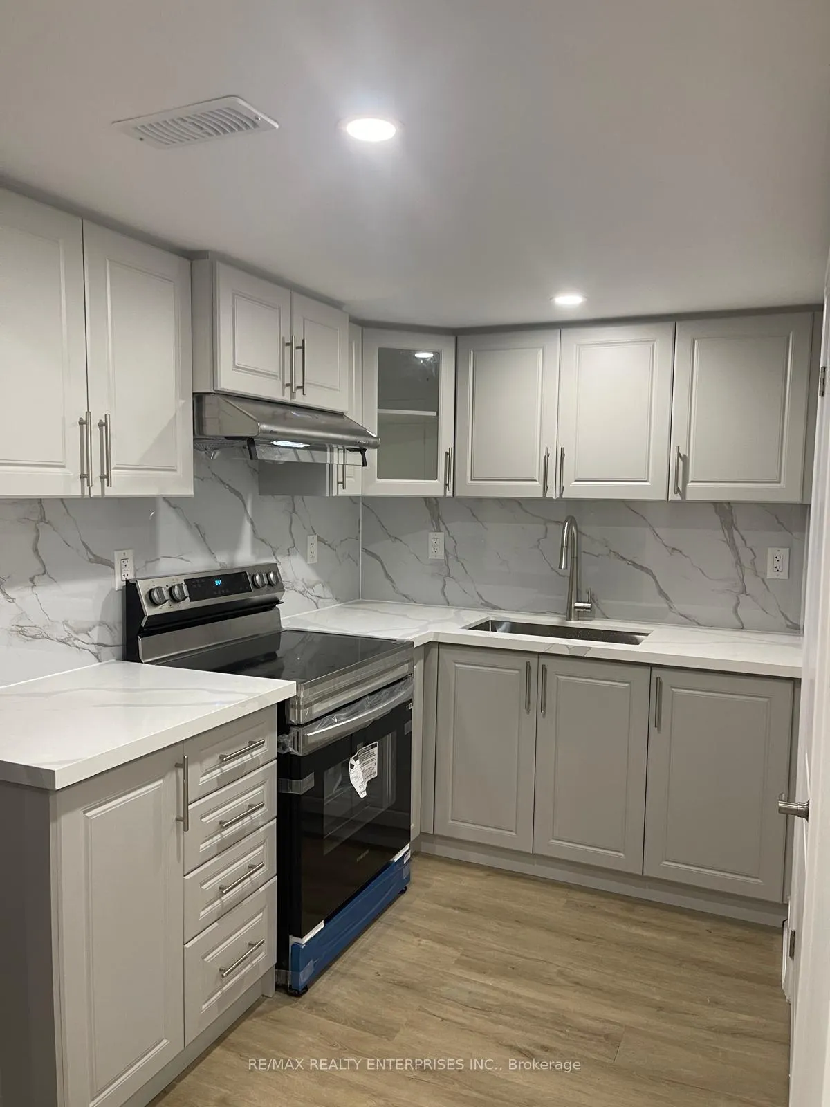 Photo 7 of 19 Dale Meadows Road, Brampton, Northwest Brampton — HOMEH