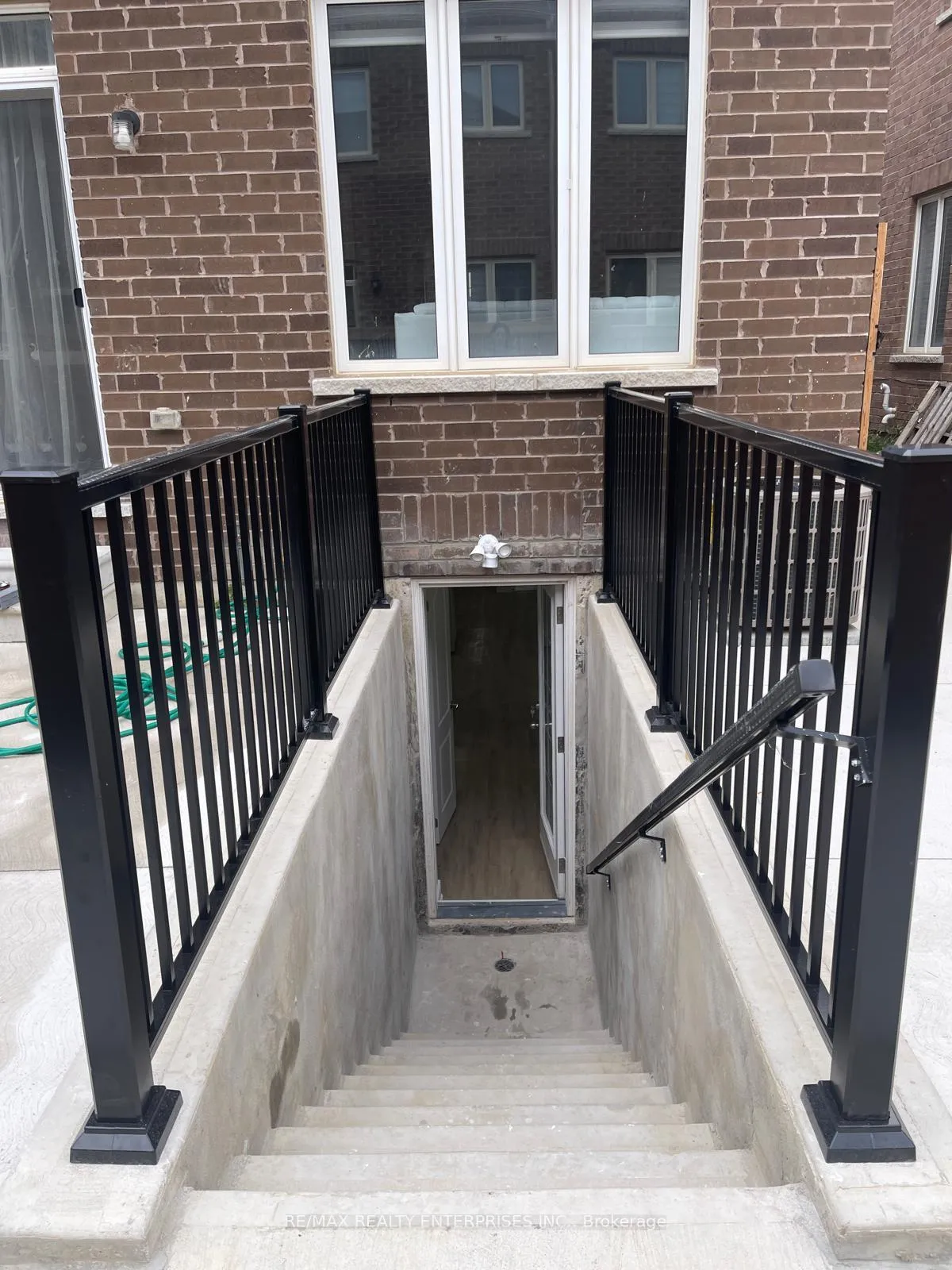 Photo 13 of 19 Dale Meadows Road, Brampton, Northwest Brampton — HOMEH