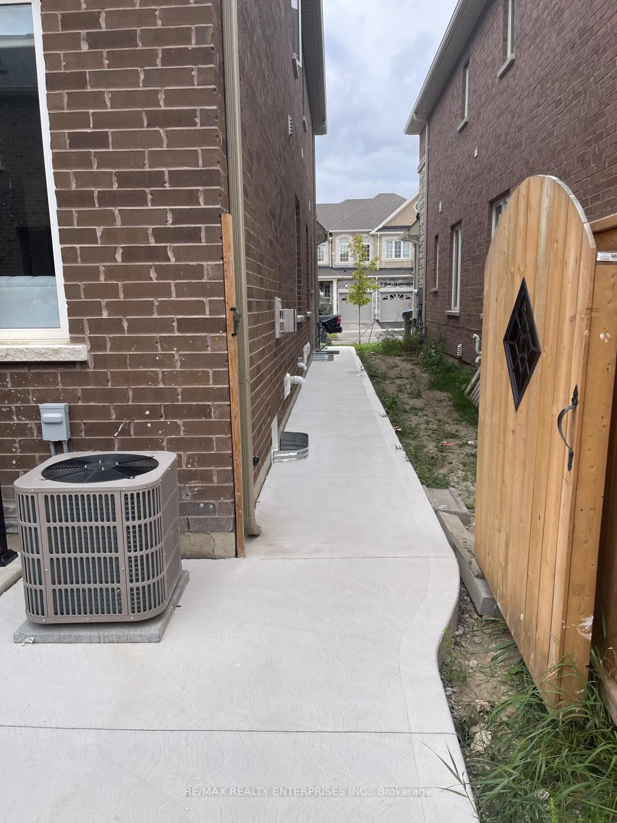 Photo 14 of 19 Dale Meadows Road, Brampton, Northwest Brampton — HOMEH