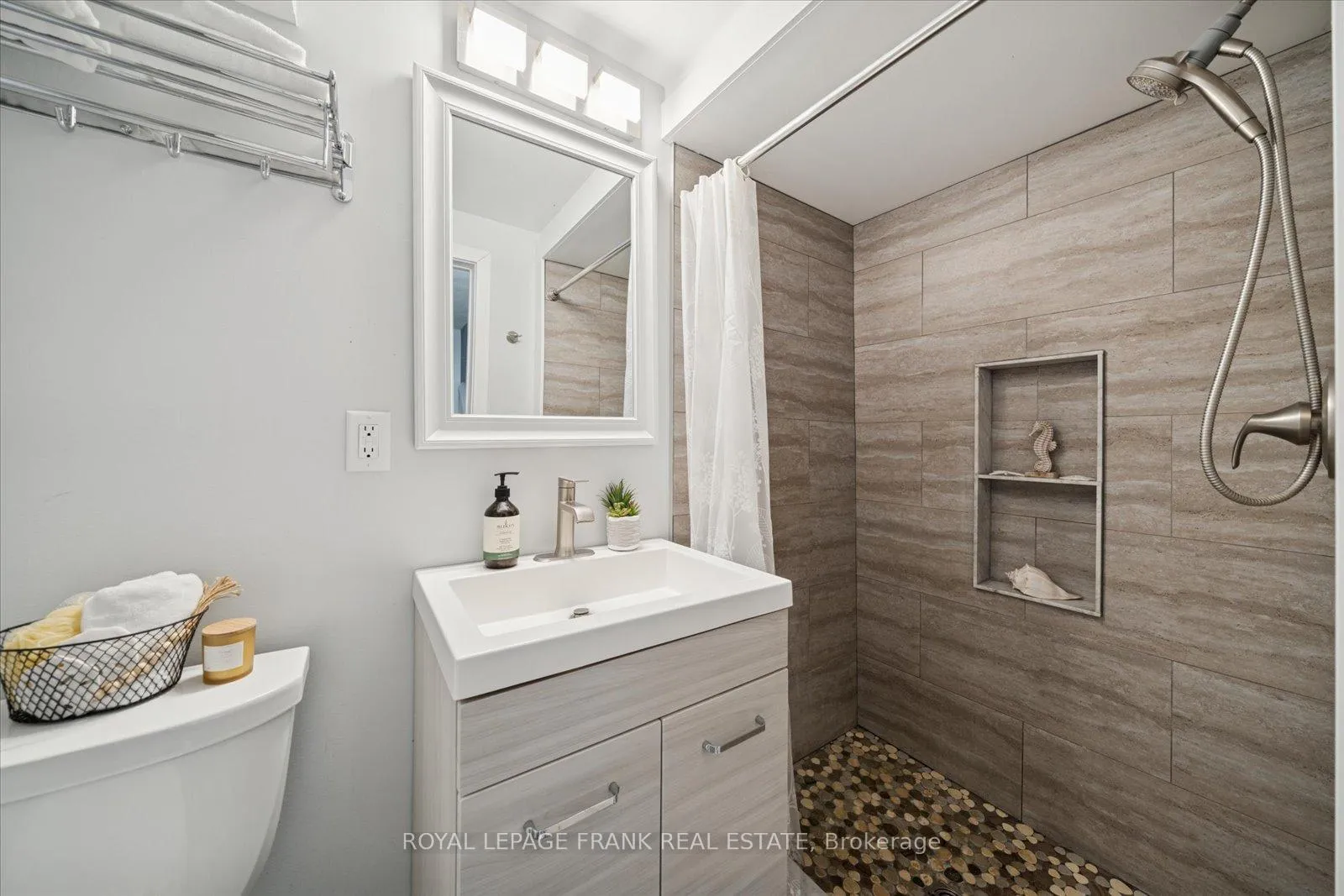 Photo 33 of 549 Cobblehill Drive, Oshawa, Pinecrest — HOMEH