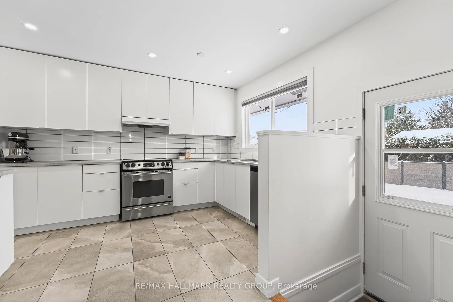 Photo 15 of 48 Knoxdale Road, Ottawa, Manordale — HOMEH