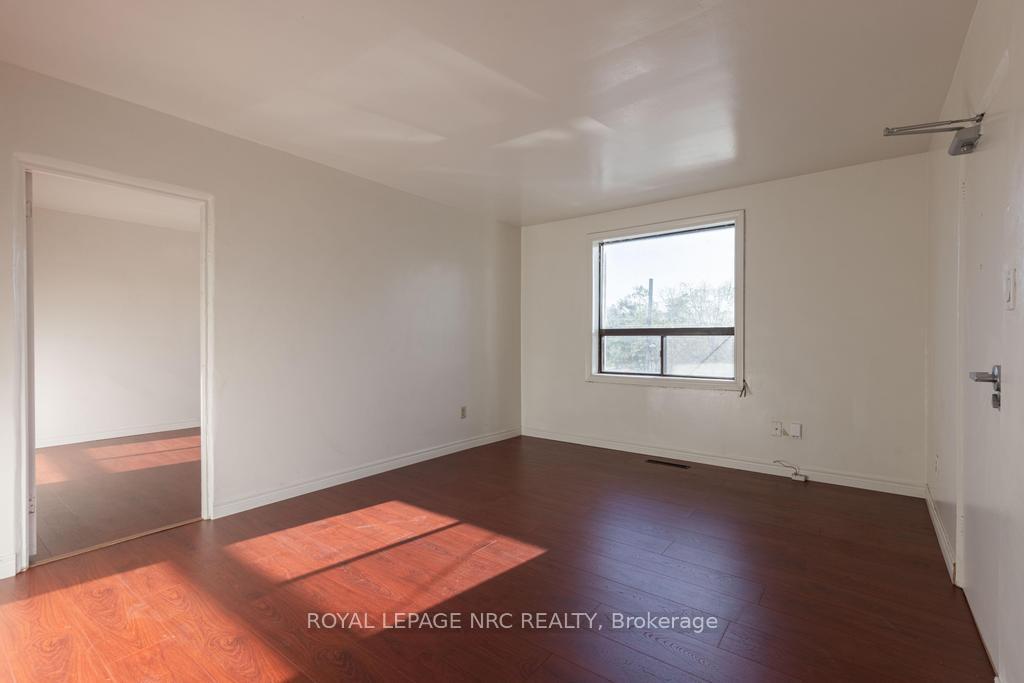 Photo 4 of Unit Unit 5, 389 Elizabeth Street, Grimsby, Grimsby Beach — HOMEH
