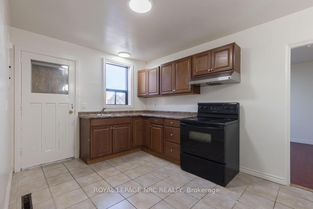 Photo 7 of Unit Unit 5, 389 Elizabeth Street, Grimsby, Grimsby Beach — HOMEH