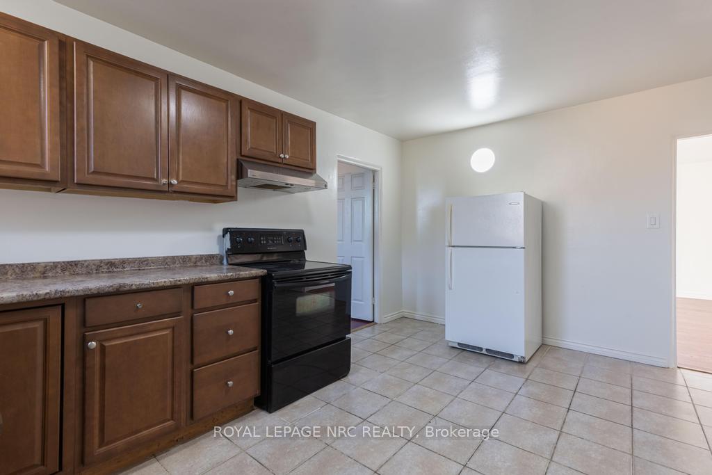Photo 8 of Unit Unit 5, 389 Elizabeth Street, Grimsby, Grimsby Beach — HOMEH