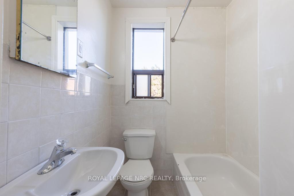 Photo 10 of Unit Unit 5, 389 Elizabeth Street, Grimsby, Grimsby Beach — HOMEH