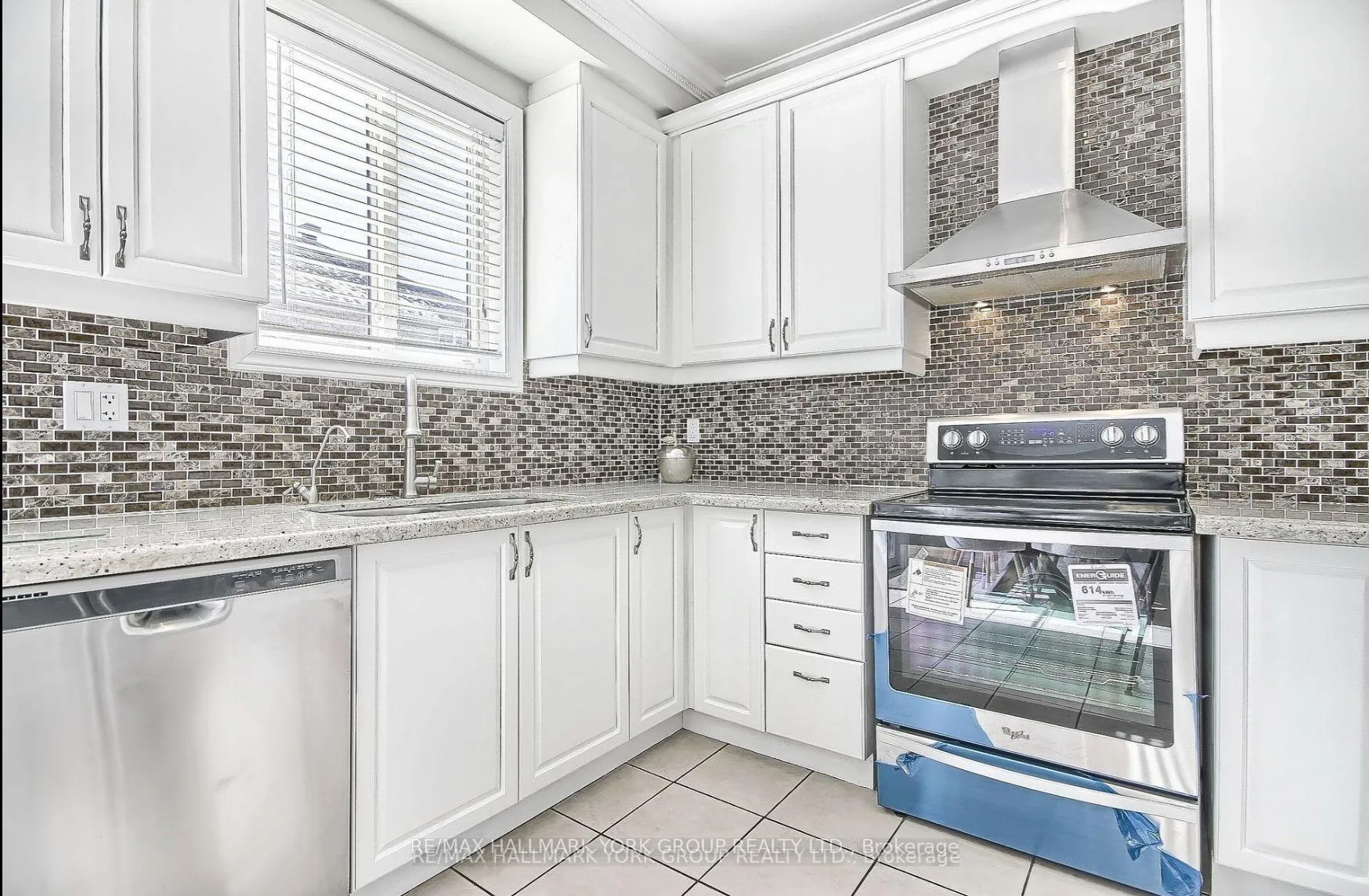 Photo 9 of 23 Haverhill Terrace, Aurora, Bayview Wellington — HOMEH