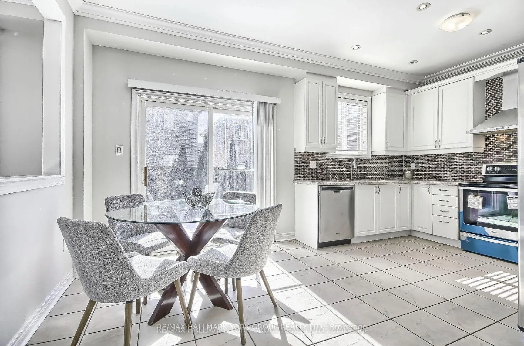 Photo 11 of 23 Haverhill Terrace, Aurora, Bayview Wellington — HOMEH