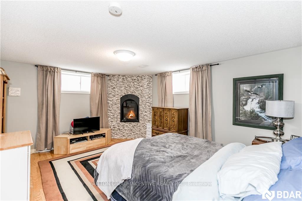Photo 16 of 153 Emms Drive, Barrie, Holly — HOMEH