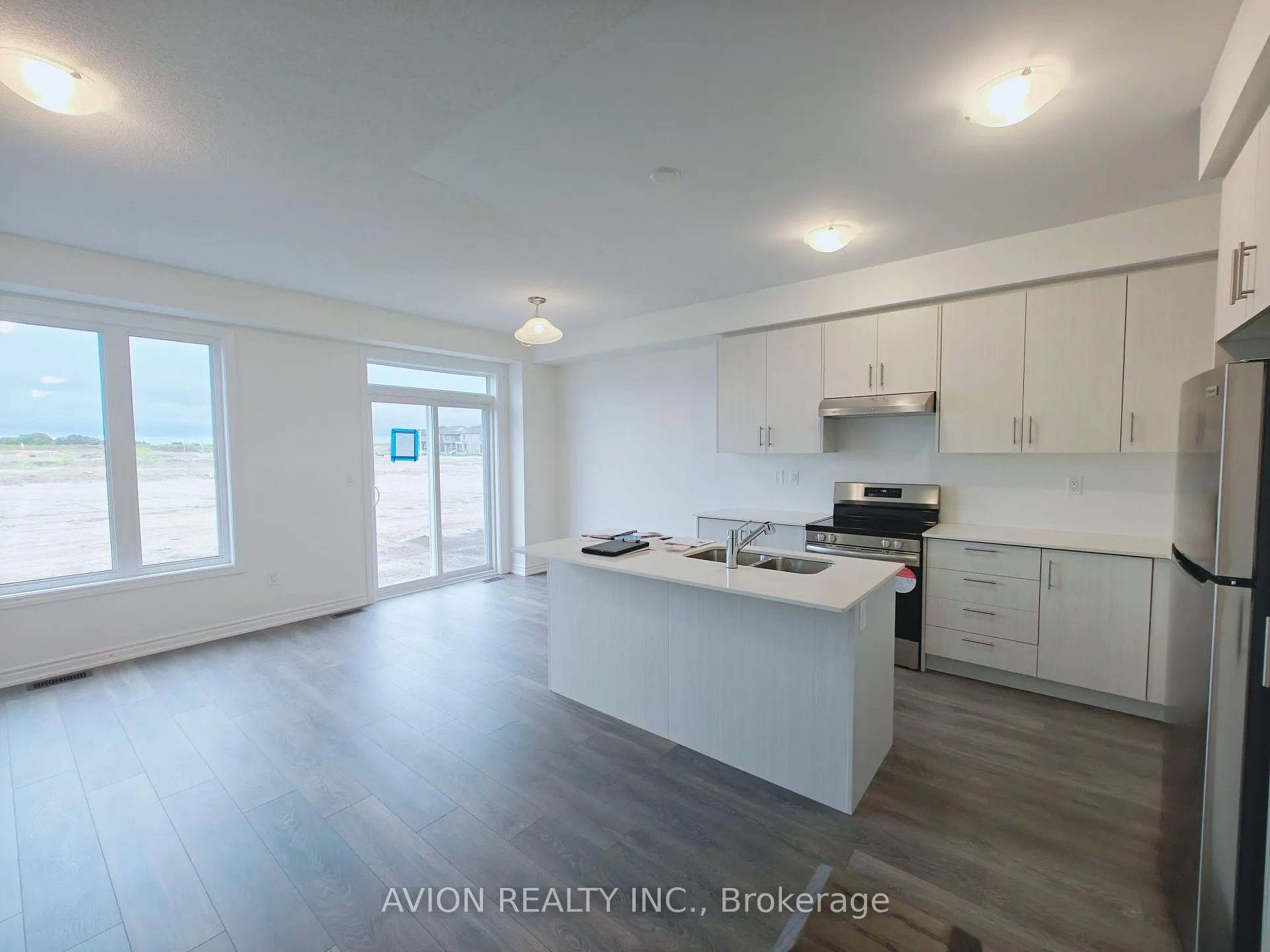 Photo 2 of 137 Greer Street, Barrie, Rural Barrie Southwest — HOMEH