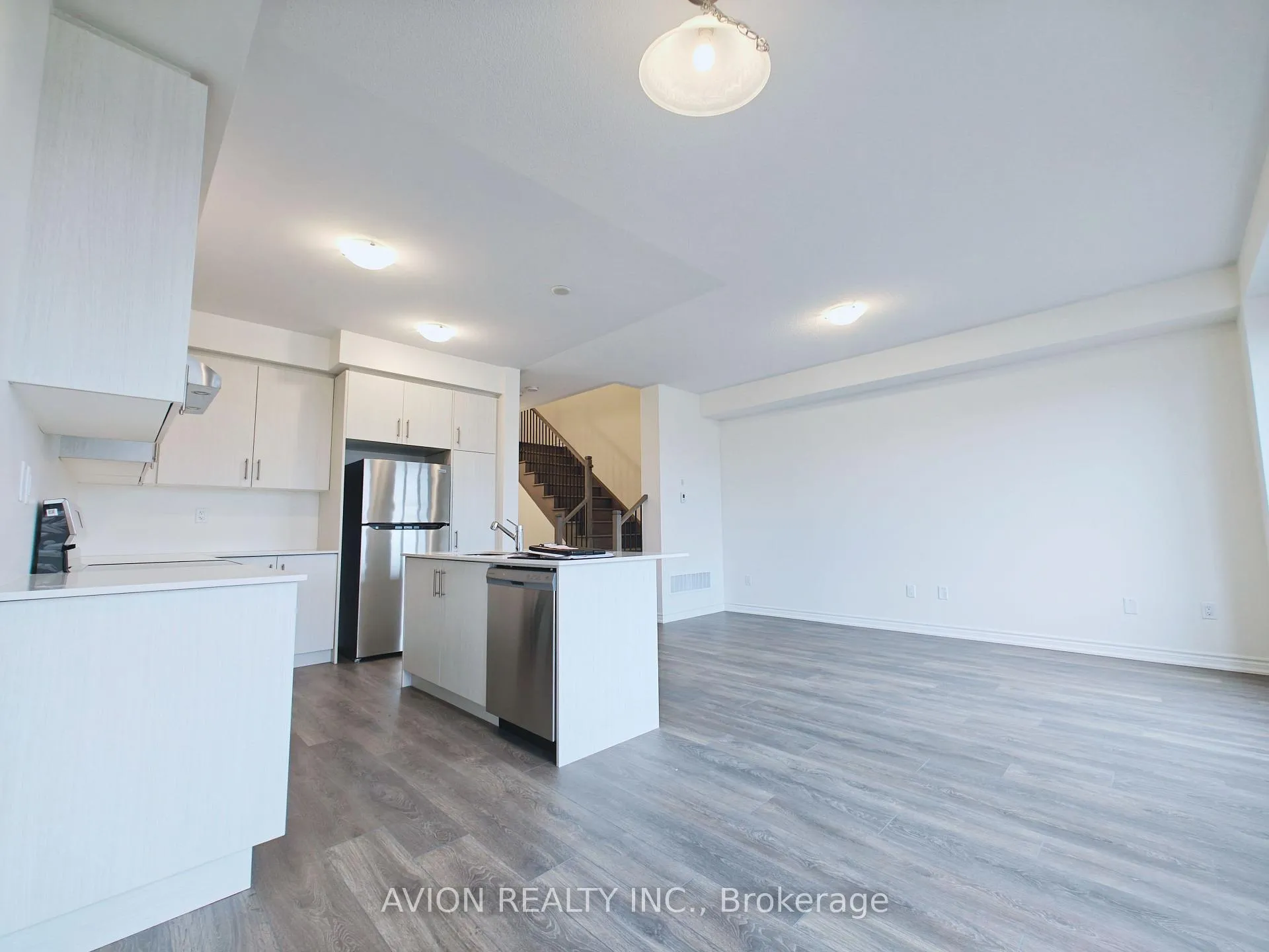 Photo 3 of 137 Greer Street, Barrie, Rural Barrie Southwest — HOMEH