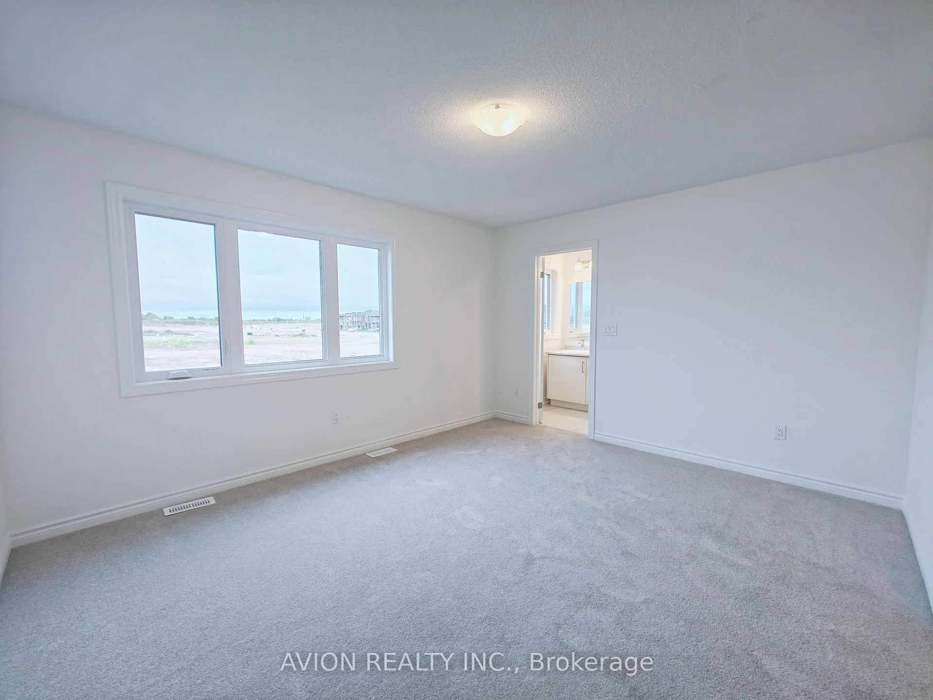 Photo 8 of 137 Greer Street, Barrie, Rural Barrie Southwest — HOMEH
