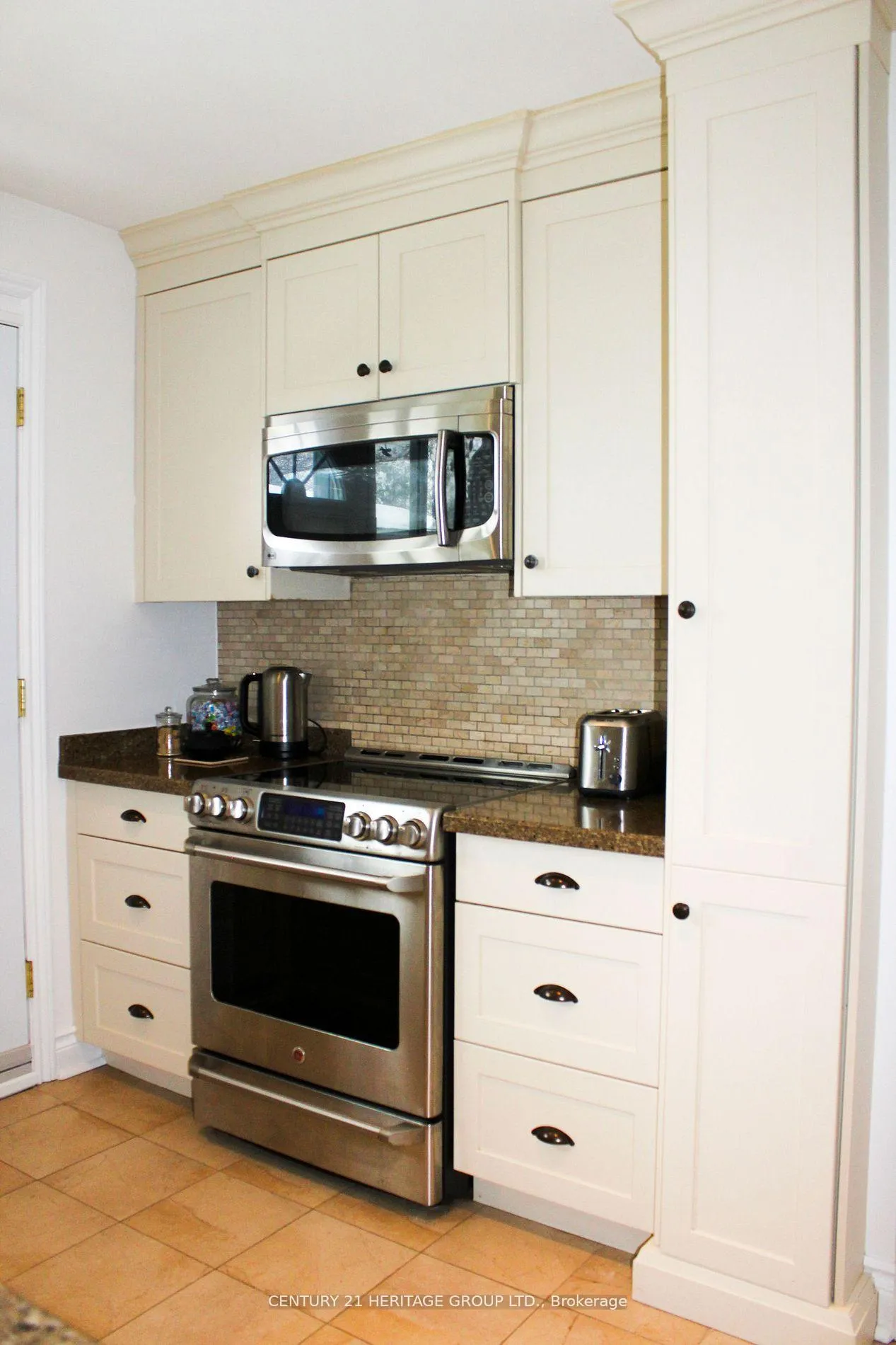 Photo 5 of 70 Richardson Drive, Aurora, Aurora Heights — HOMEH