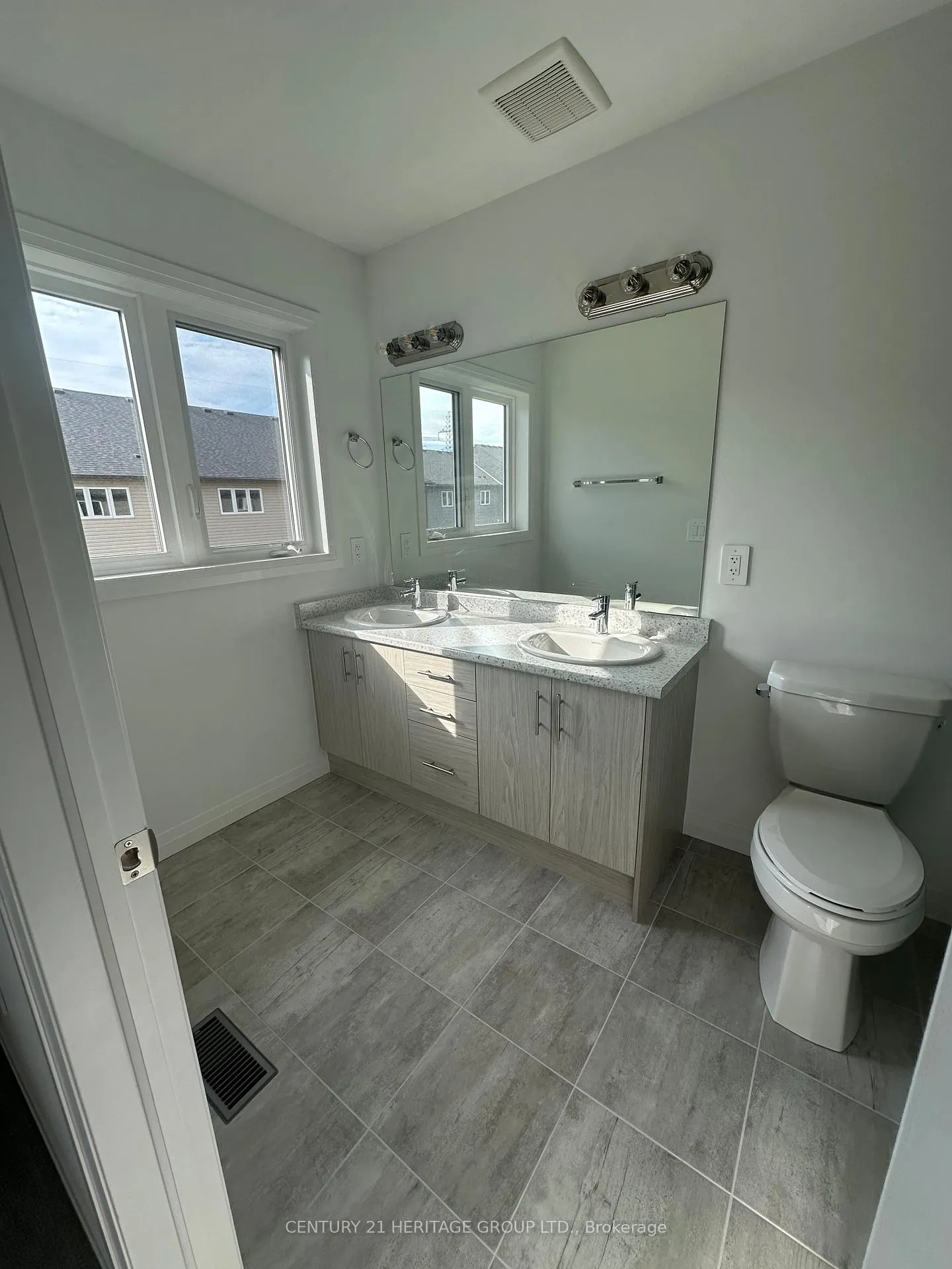 Photo 9 of 221 Cittadella Boulevard, Hamilton, Hannon — HOMEH