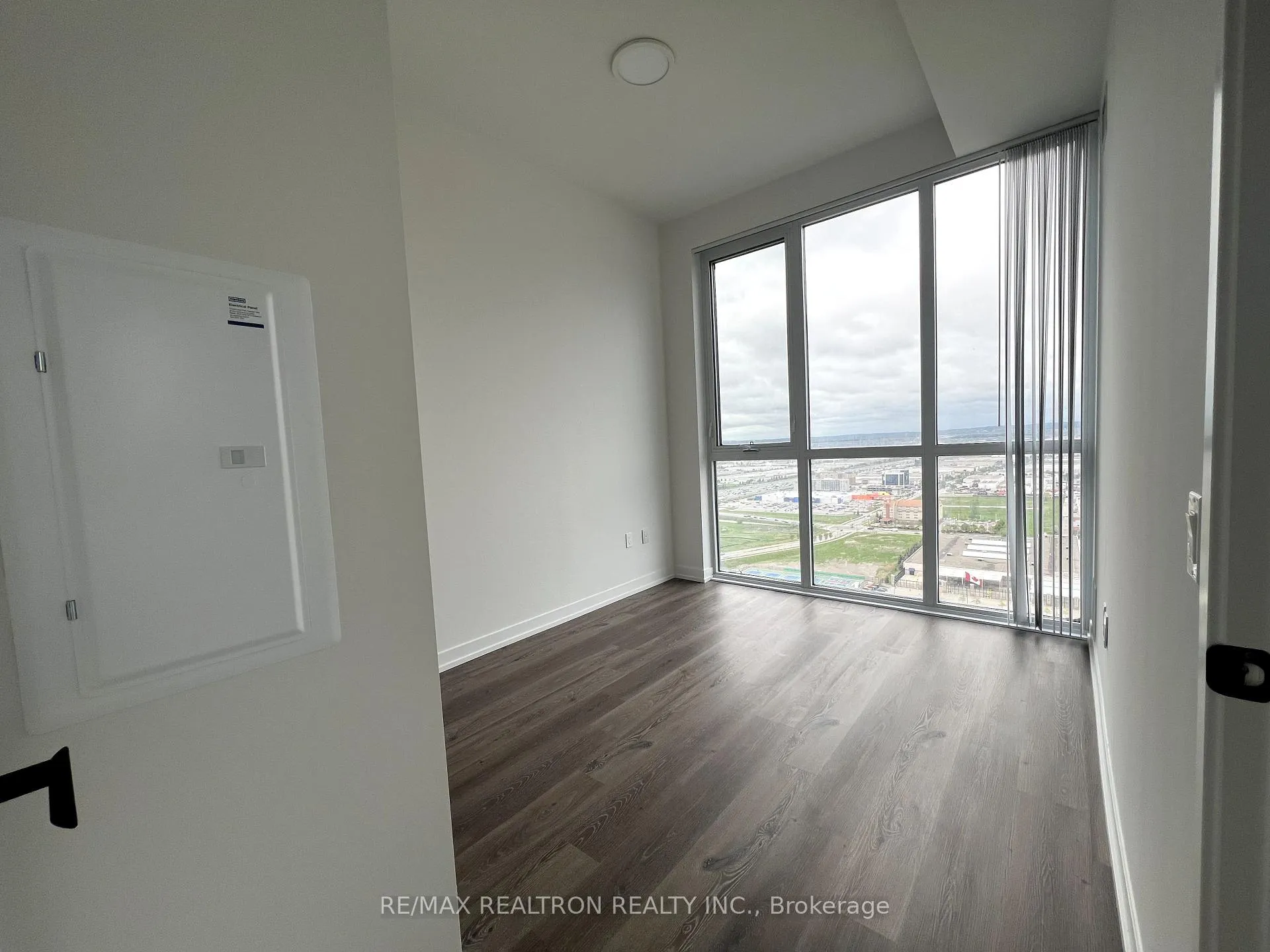 Photo 10 of Unit 3710, 225 Commerce Street, Vaughan, Vaughan Corporate Centre — HOMEH