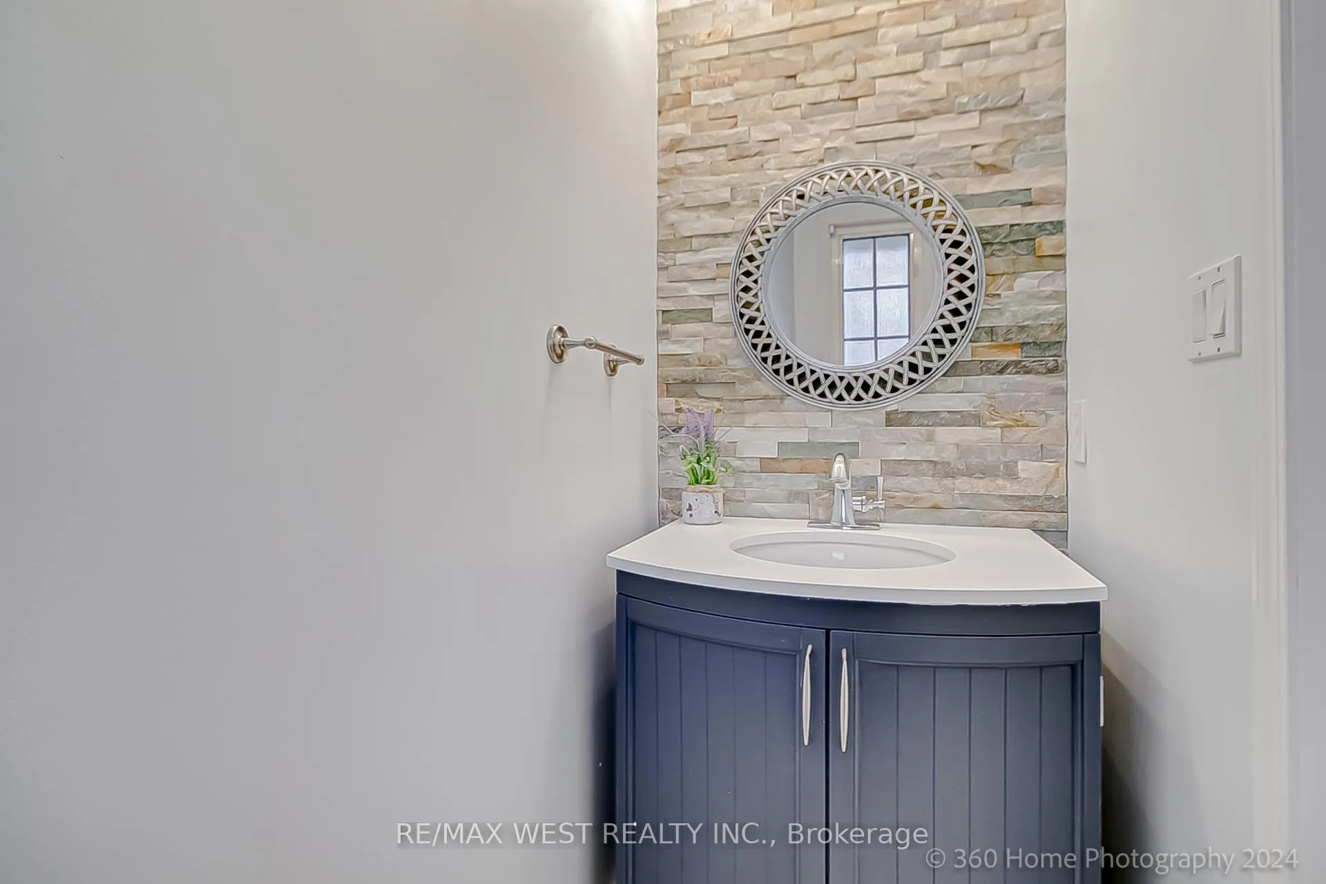 Photo 5 of 571 Blythwood Square, Oshawa, Samac — HOMEH