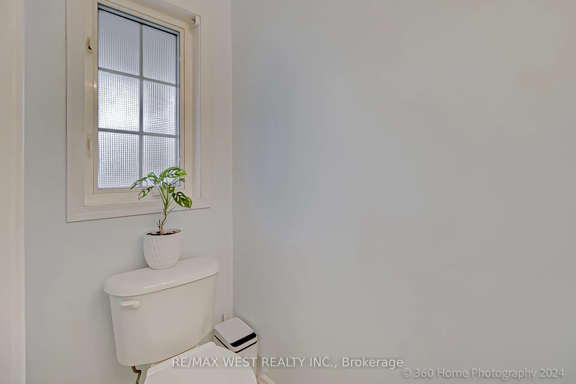 Photo 6 of 571 Blythwood Square, Oshawa, Samac — HOMEH