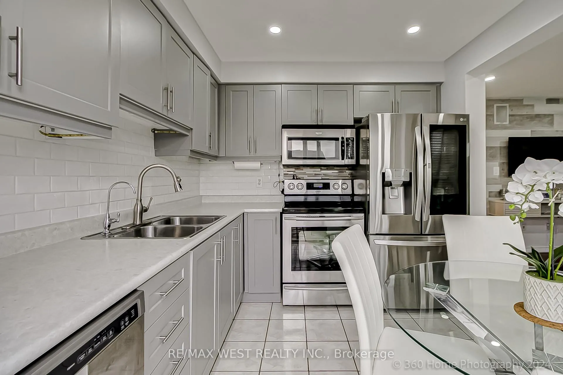Photo 11 of 571 Blythwood Square, Oshawa, Samac — HOMEH