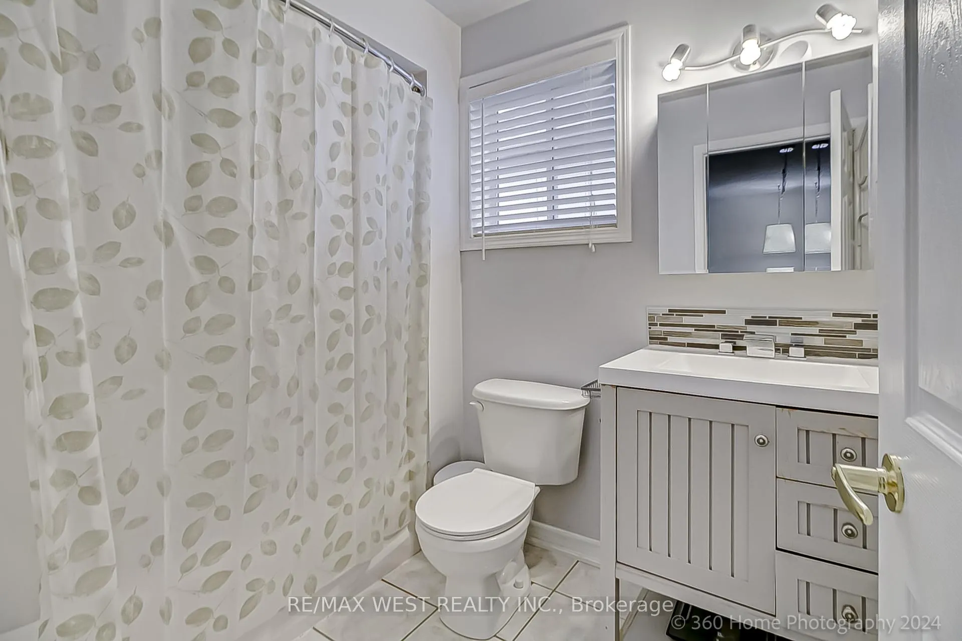 Photo 17 of 571 Blythwood Square, Oshawa, Samac — HOMEH