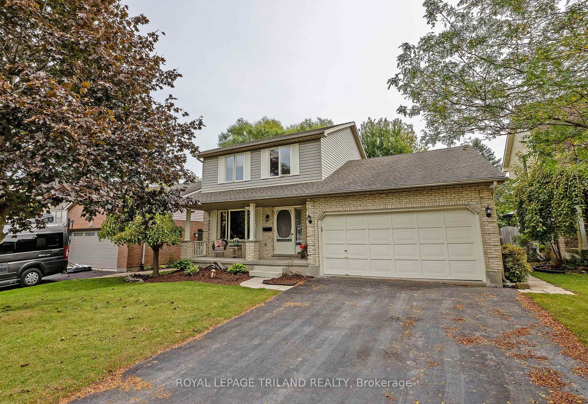 Front of 10 Timberlane Crescent